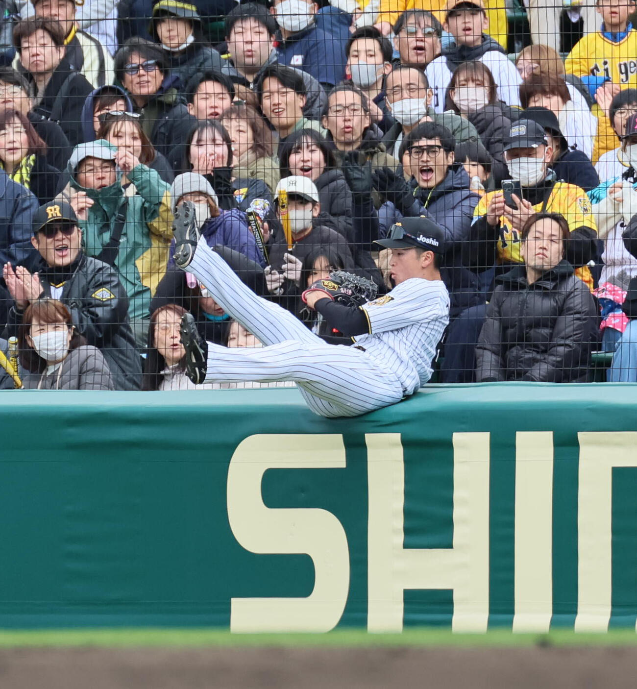 阪神対ソフトバンク　4回表ソフトバンク2死、高寺は井上の右邪飛を好捕する（撮影・宮崎幸一）