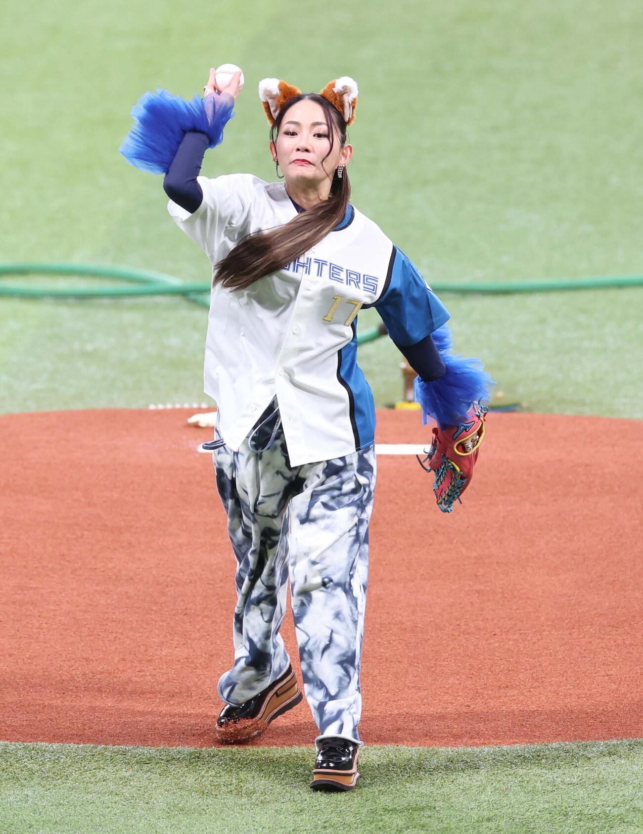日本ハム対ロッテ　ファーストピッチセレモニーで投球する宮本美季（撮影・黒川智章）