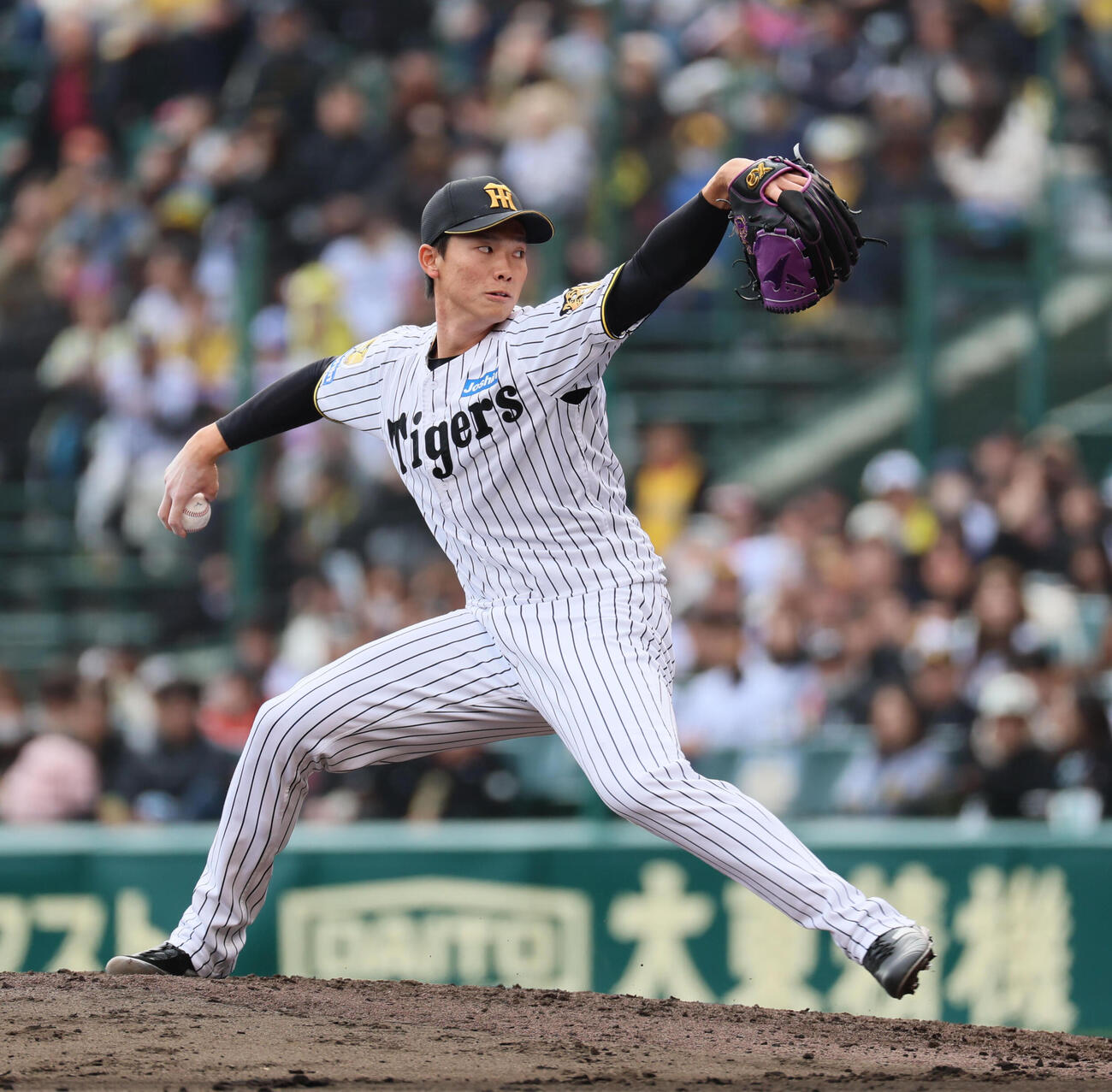 阪神対ソフトバンク　阪神3番手の湯浅（撮影・宮崎幸一）