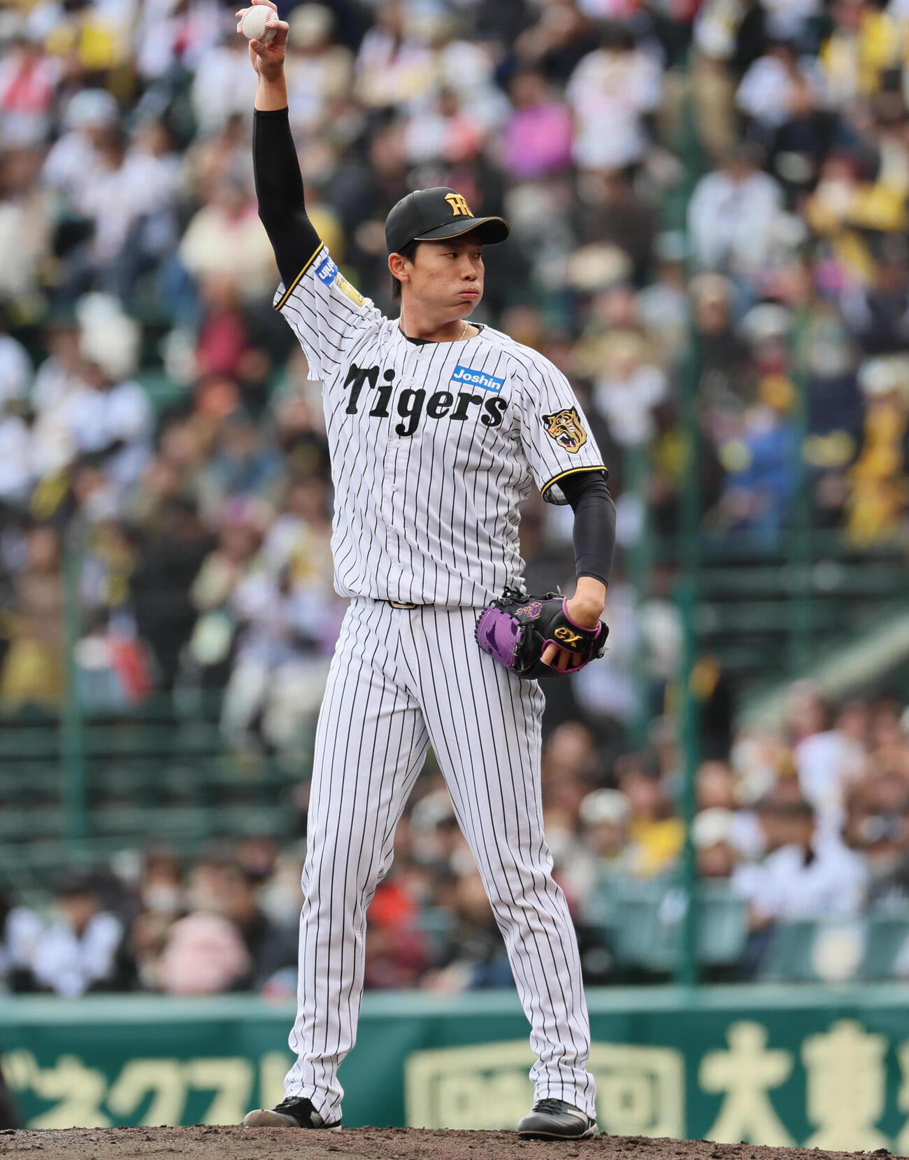 阪神対ソフトバンク　阪神3番手の湯浅（撮影・宮崎幸一）
