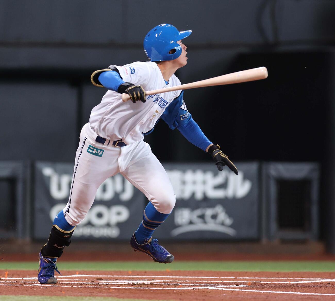 日本ハム対ロッテ　1回裏日本ハム無死、三前内野安打を放つ藤森（撮影・黒川智章）