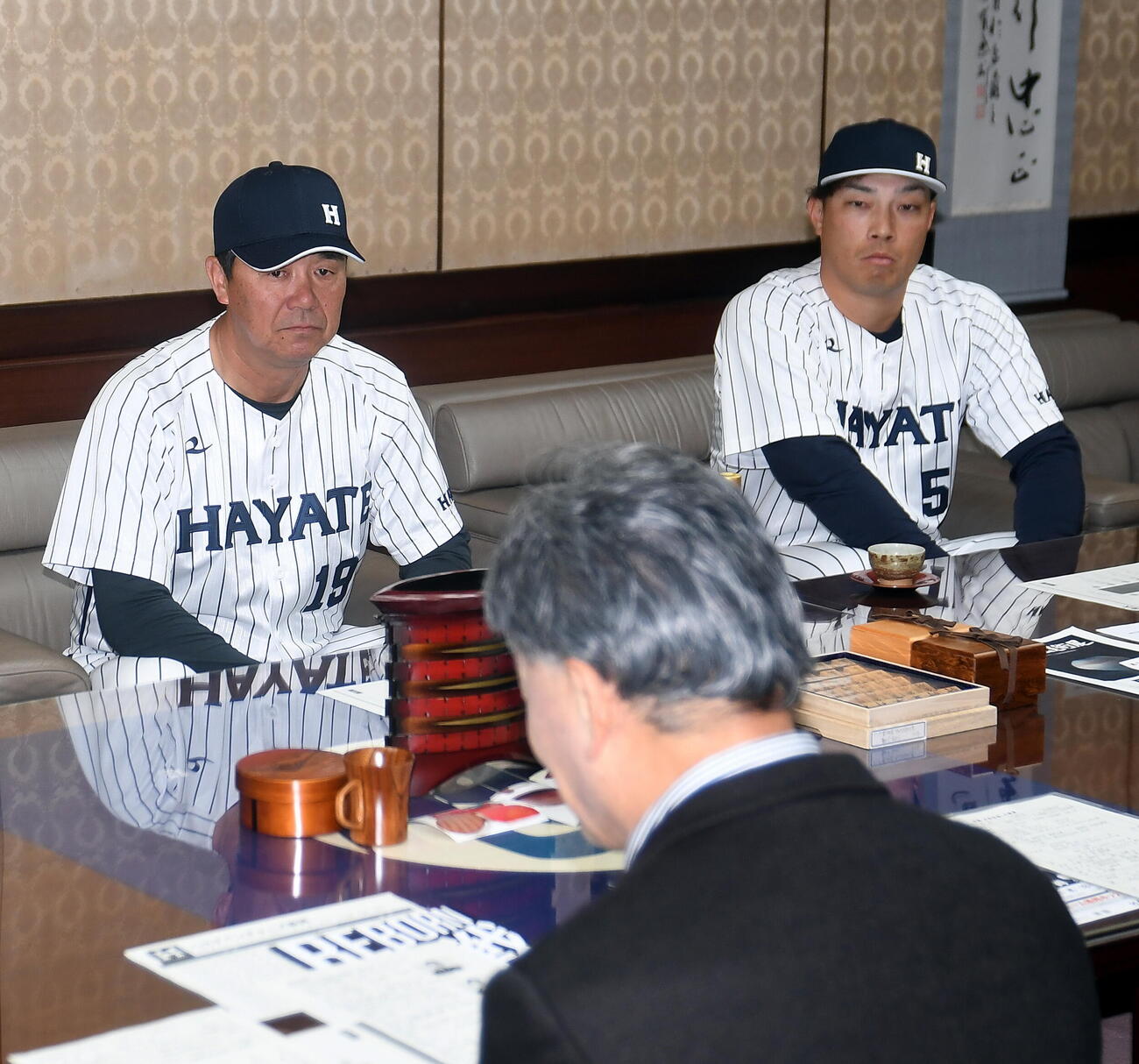 難波市長（手前）と歓談するハヤテ赤堀監督（左奥）と倉本