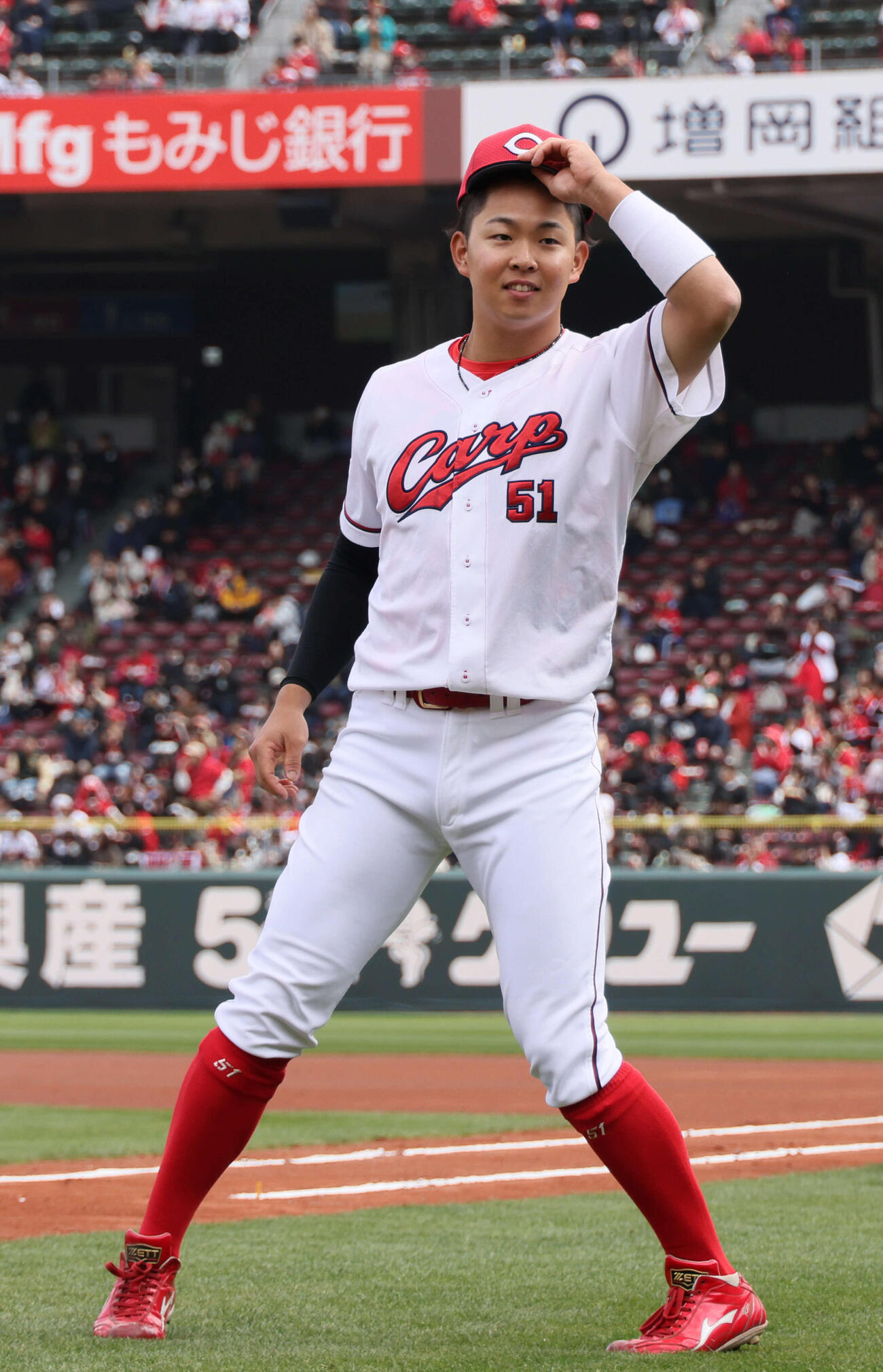 広島対中日　試合前に行われた新入団選手紹介に登場した広島ドラフト1位の平川（撮影・加藤孝規）