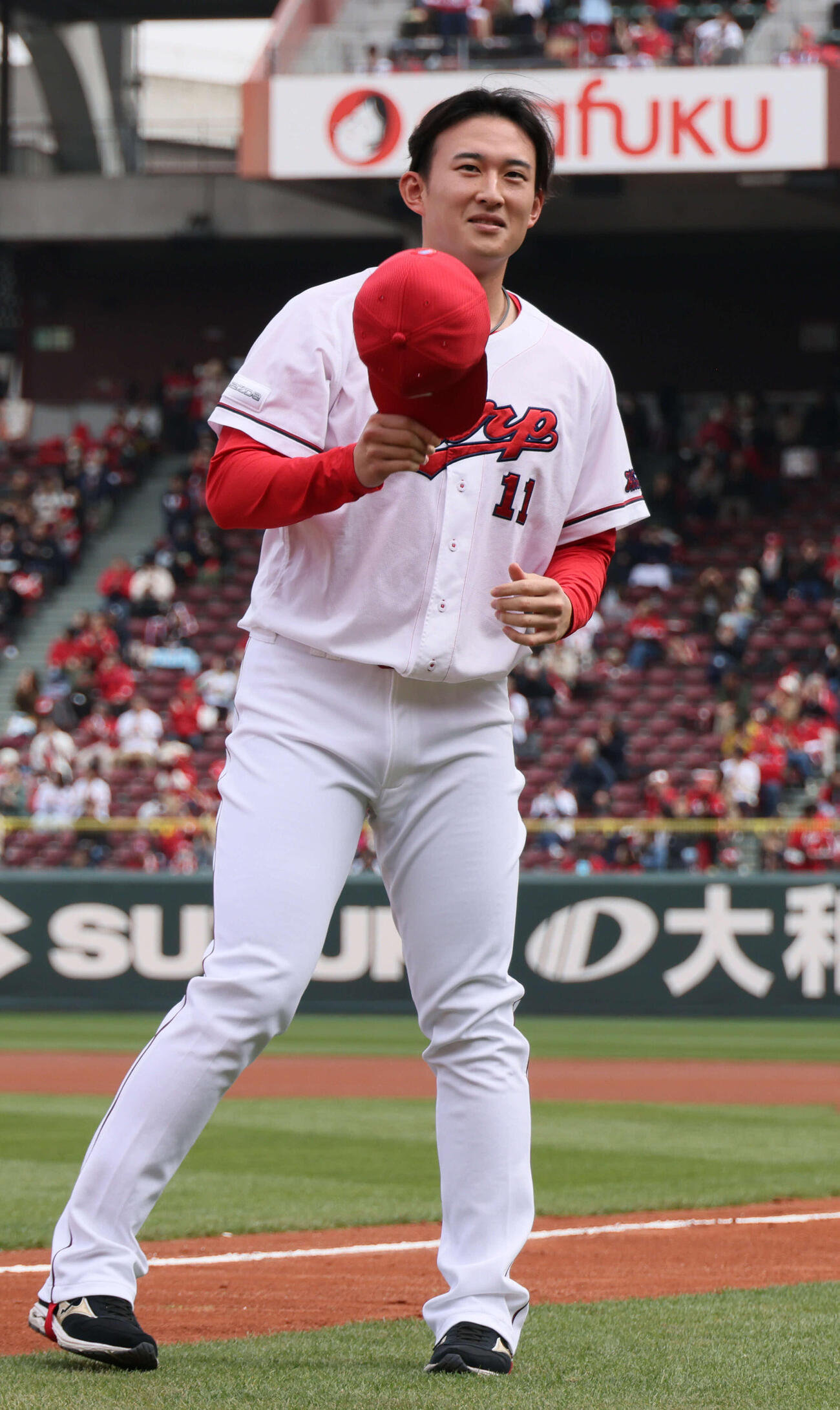 広島対中日　試合前に行われた新入団選手紹介に登場した広島ドラフト2位の斉藤汰（撮影・加藤孝規）
