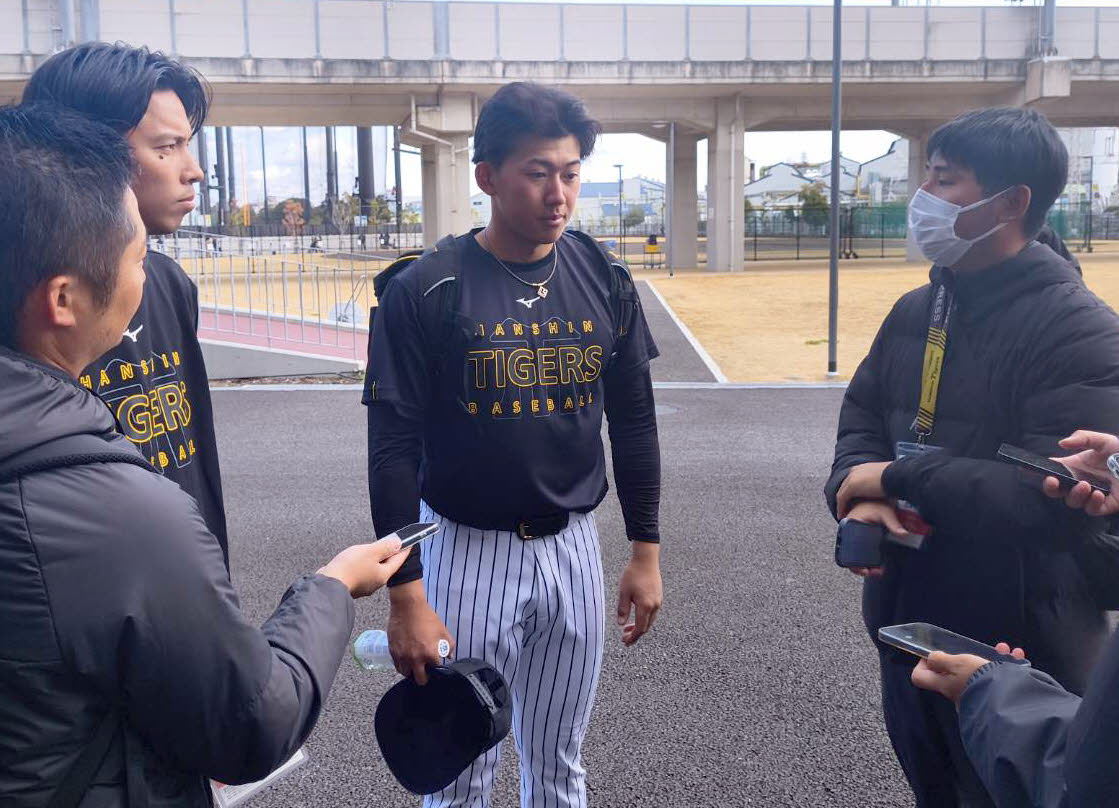 報道陣の取材を受ける阪神立石（撮影・林英樹）