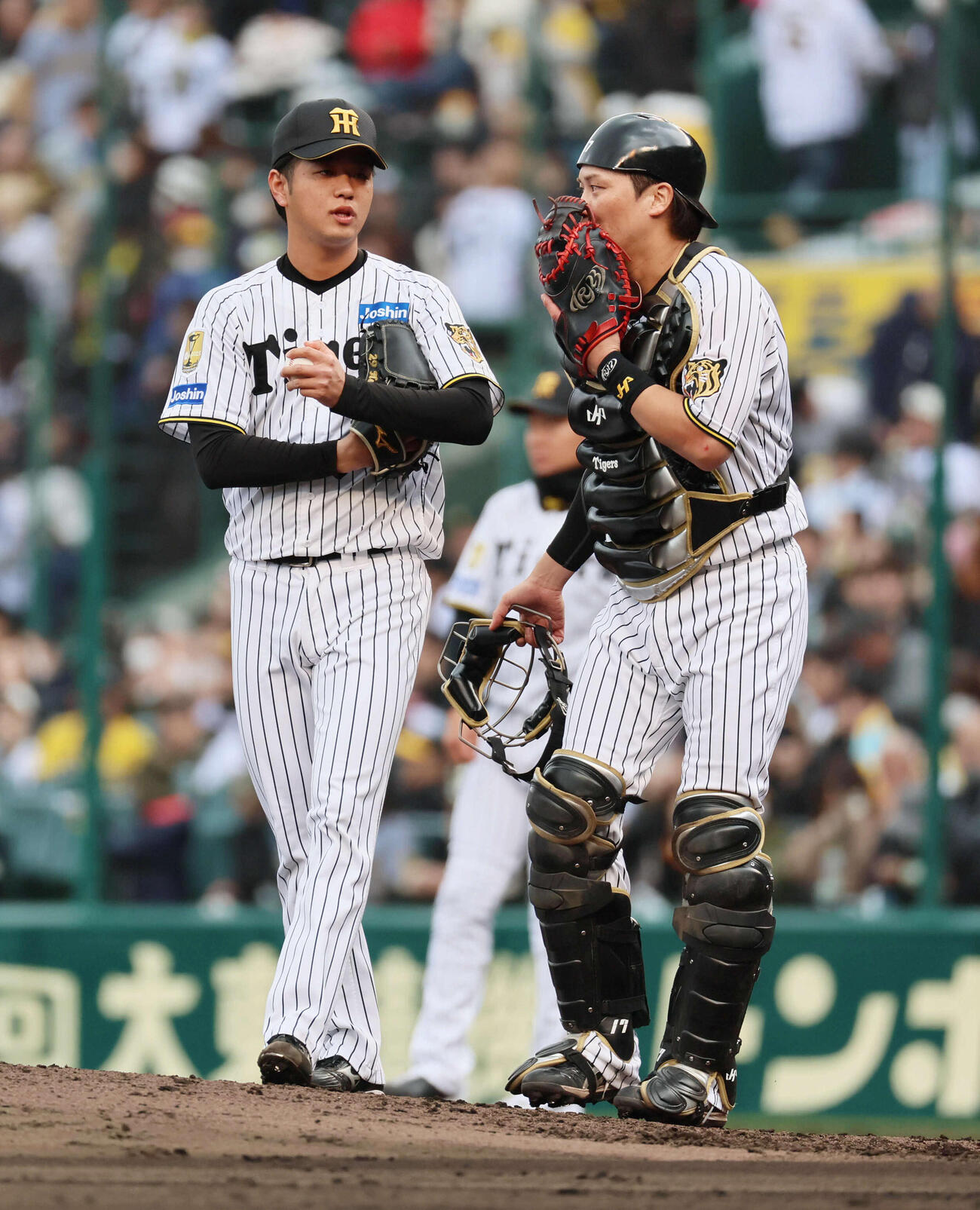 阪神対ソフトバンク　マウンドで話す高橋（左）と伏見