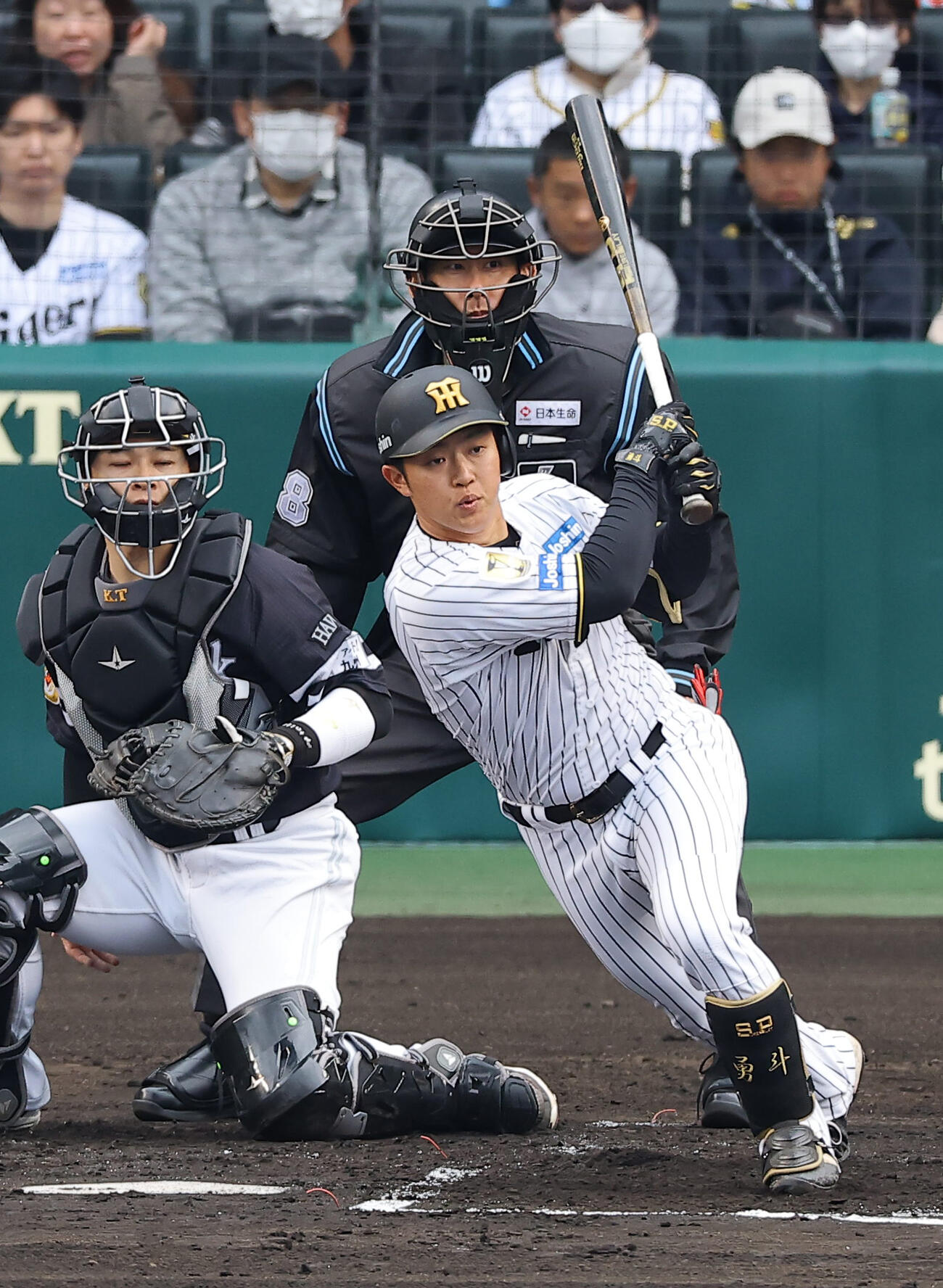 阪神対ソフトバンク　1回裏阪神1死二塁、中川は先制適時打を放つ（撮影・上田博志）