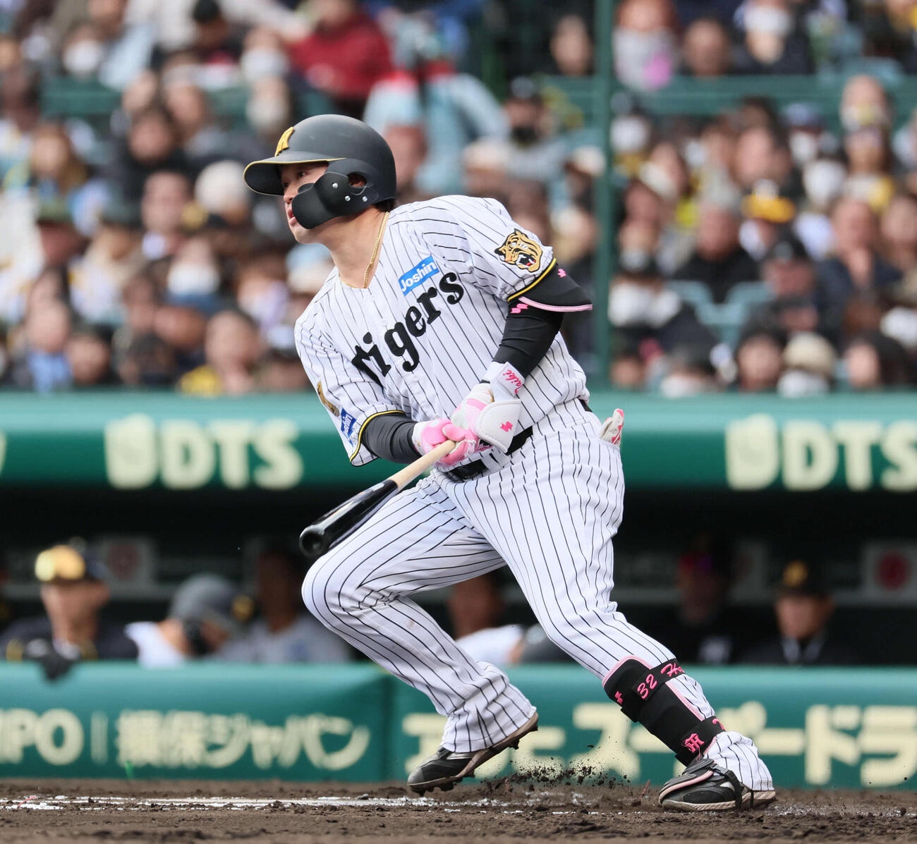 阪神対ソフトバンク　6回裏阪神1死、浜田は左打を放つ（撮影・宮崎幸一）