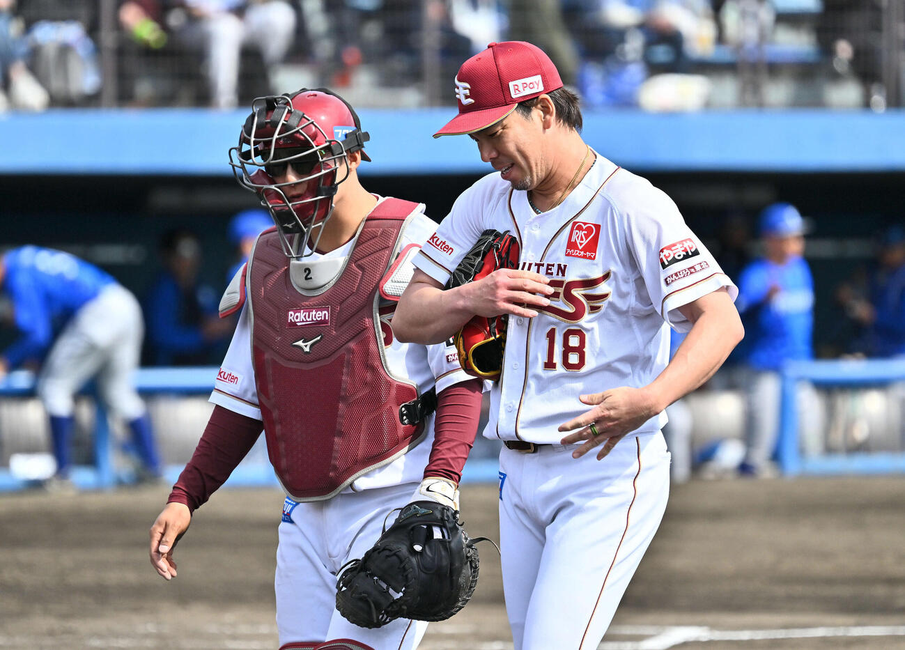 楽天対DeNA 2回表を投げ終えた楽天先発の前田健（右）は太田と引き揚げる（撮影・滝沢徹郎）