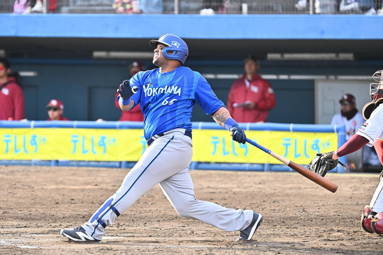 楽天対DeNA 8回表DeNA2死一、三塁、ビシエドは3点本塁打を放つ（撮影・滝沢徹郎）