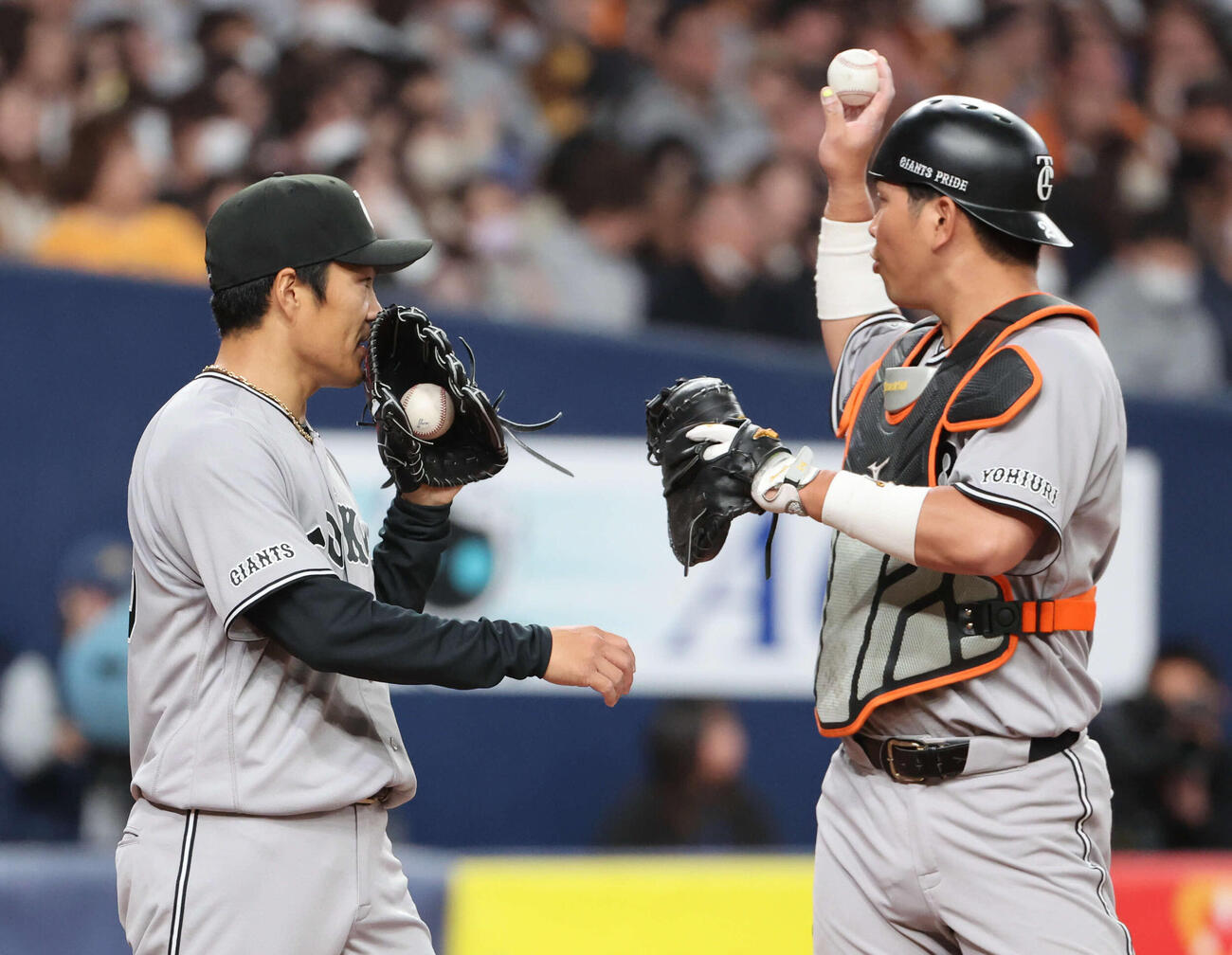 オリックス対巨人　4回裏に失点した巨人2番手の則本（左）は大城と話す（撮影・西尾就之）