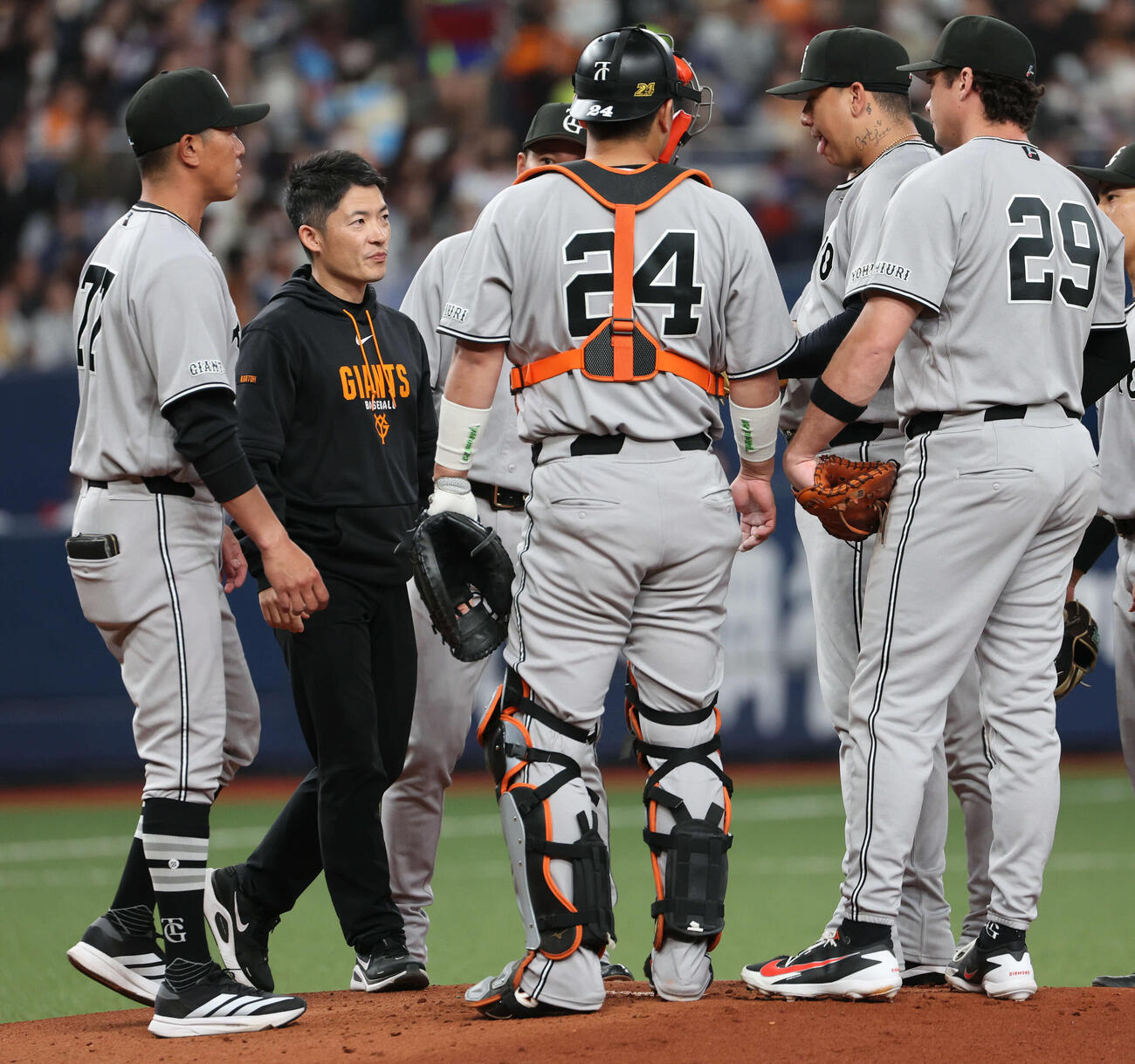 オリックス対巨人　巨人先発のマタ（右から2人目）は初回に失点し、なおピンチを迎え内海コーチ（左）の激励を受ける（撮影・西尾就之）
