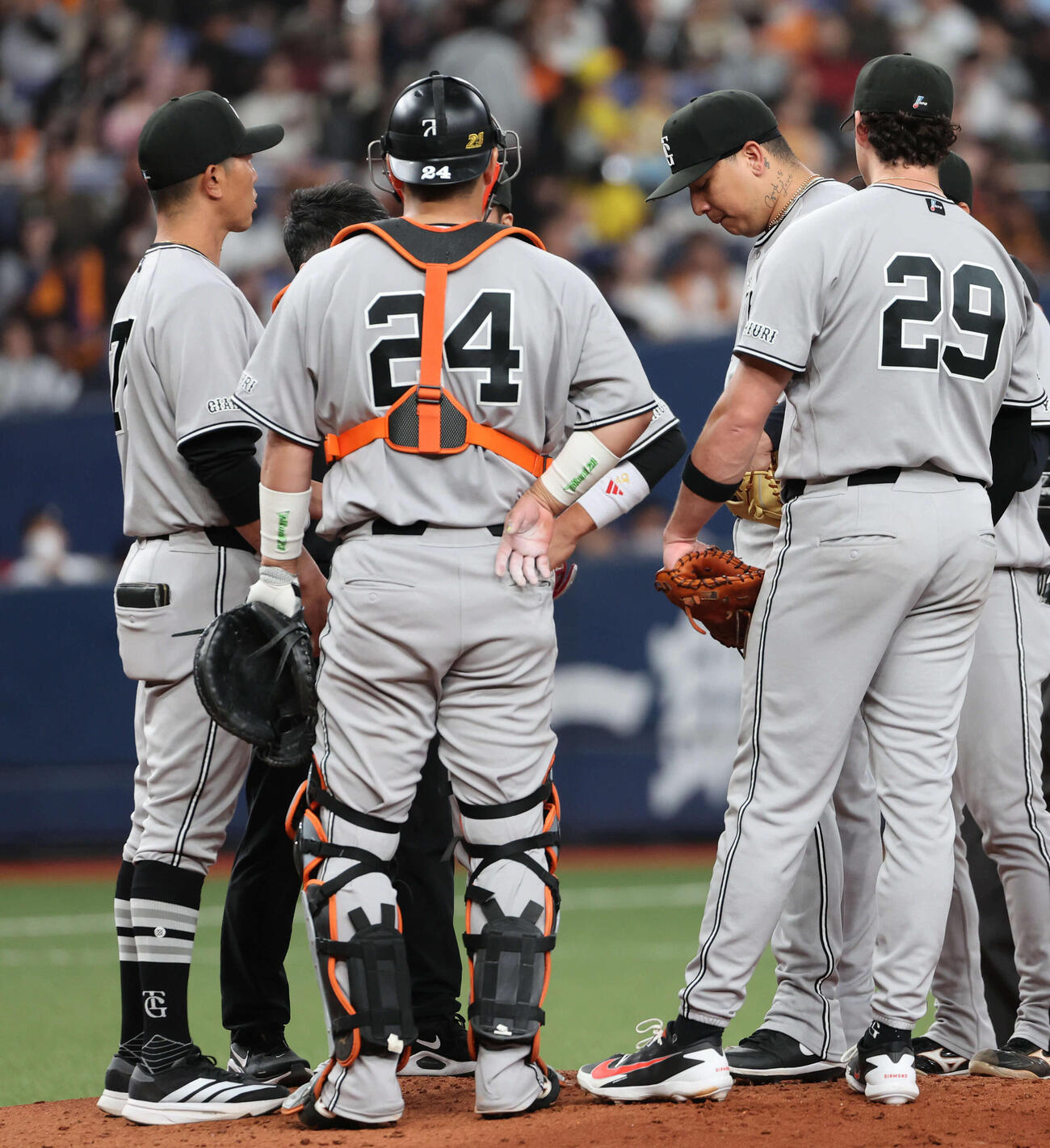 オリックス対巨人　巨人先発のマタ（右から2人目）は3回にもピンチを迎え内海コーチ（左）の激励にうなだれる（撮影・西尾就之）