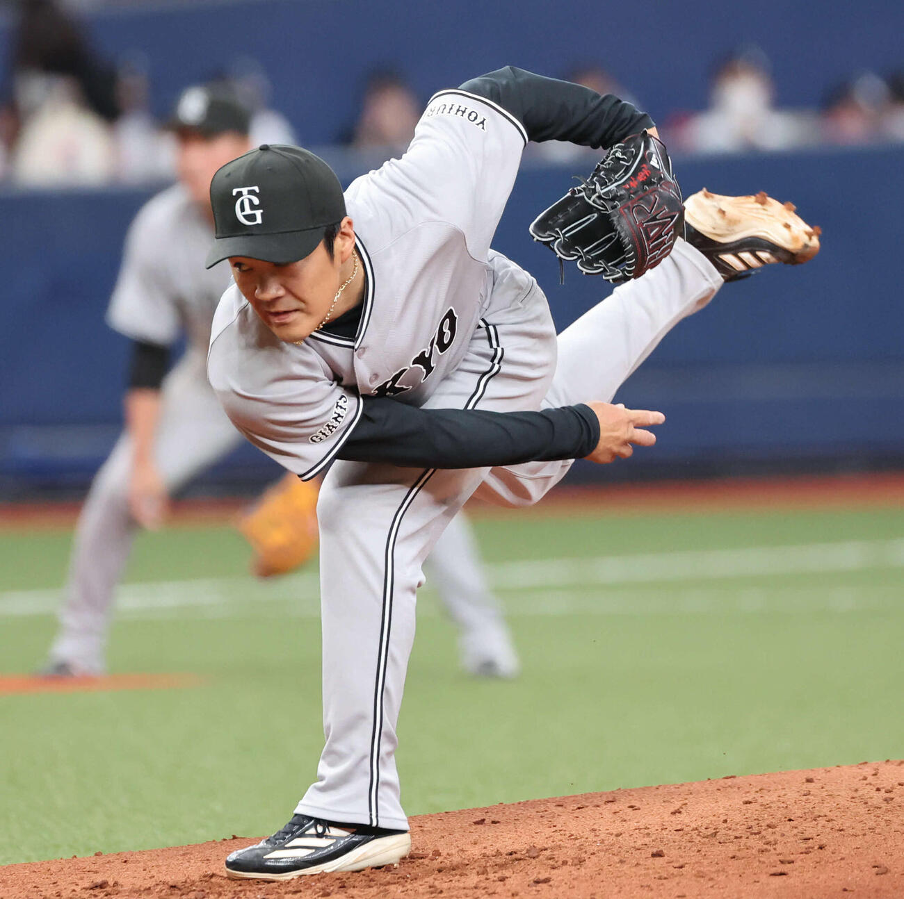オリックス対巨人　巨人2番手の則本（撮影・西尾就之）