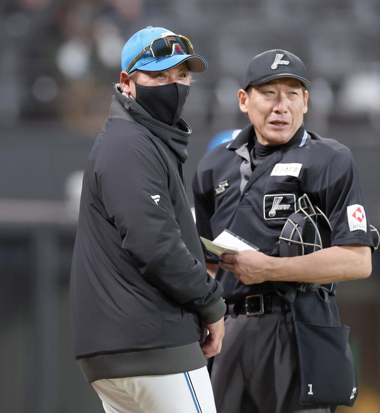 日本ハム対ロッテ　選手交代を告げる新庄監督（撮影・黒川智章）