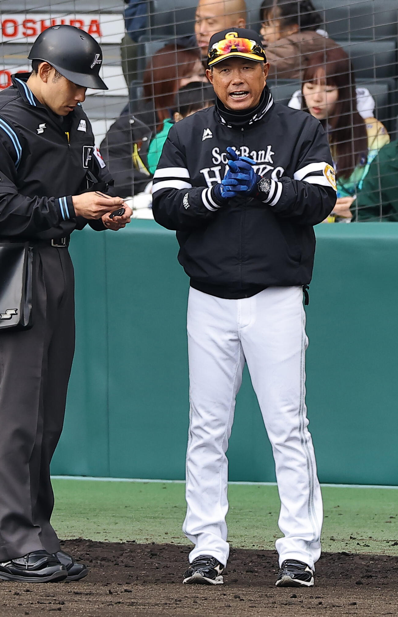 阪神対ソフトバンク　選手交代を告げる小久保監督（撮影・上田博志）