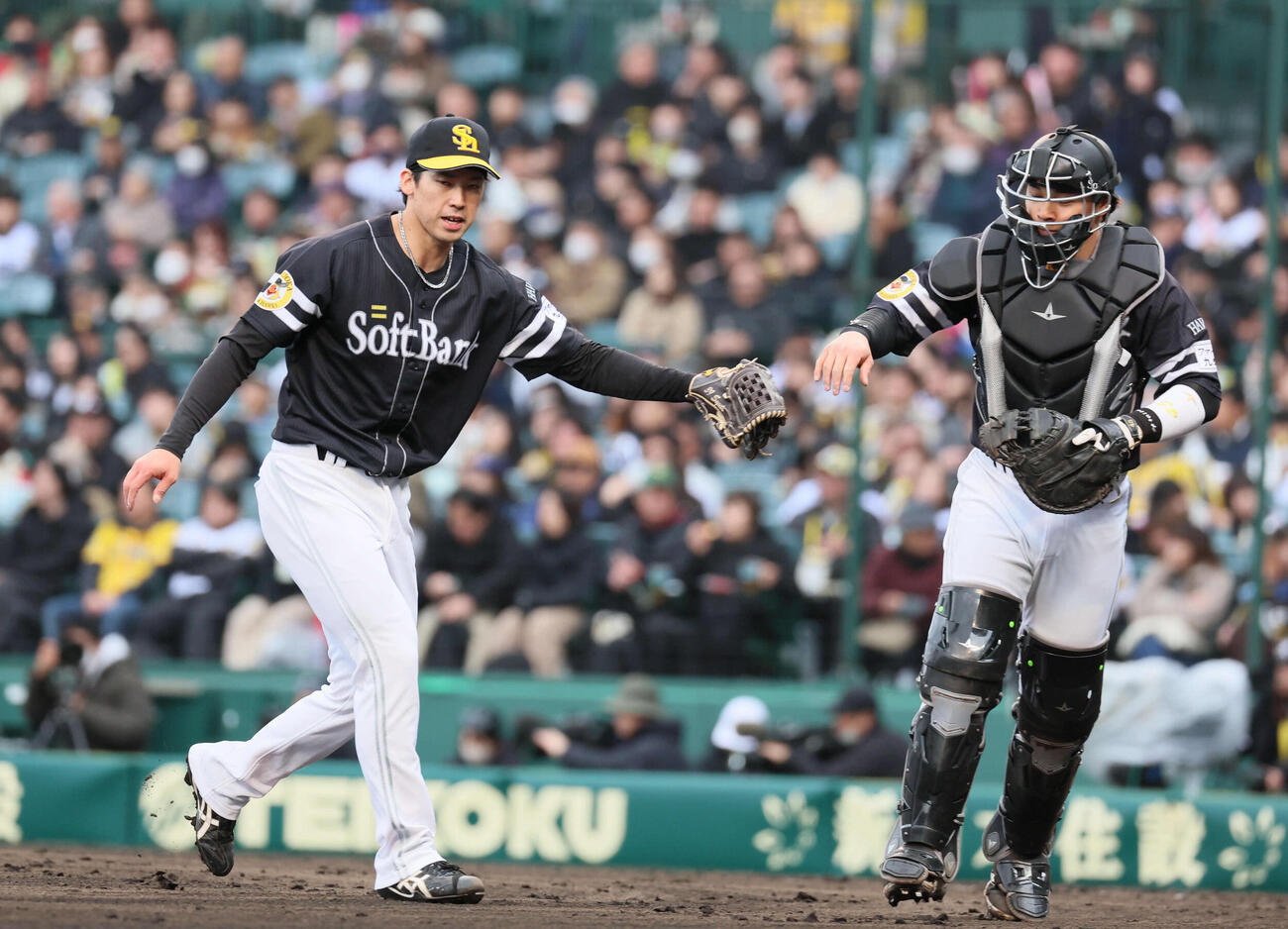 阪神対ソフトバンク　3回裏阪神攻撃終了、タッチする尾形（左）と谷川原（撮影・宮崎幸一）