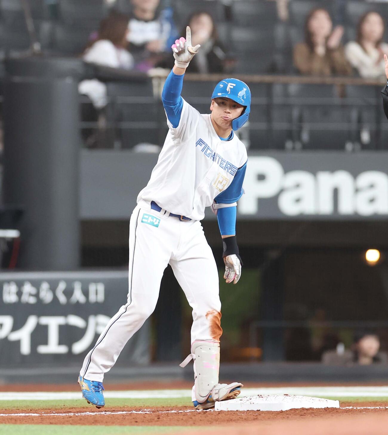 日本ハム対ロッテ　3回裏日本ハム1死二、三塁、中越え2点適時三塁打を放ちポーズをとる常谷（撮影・黒川智章）