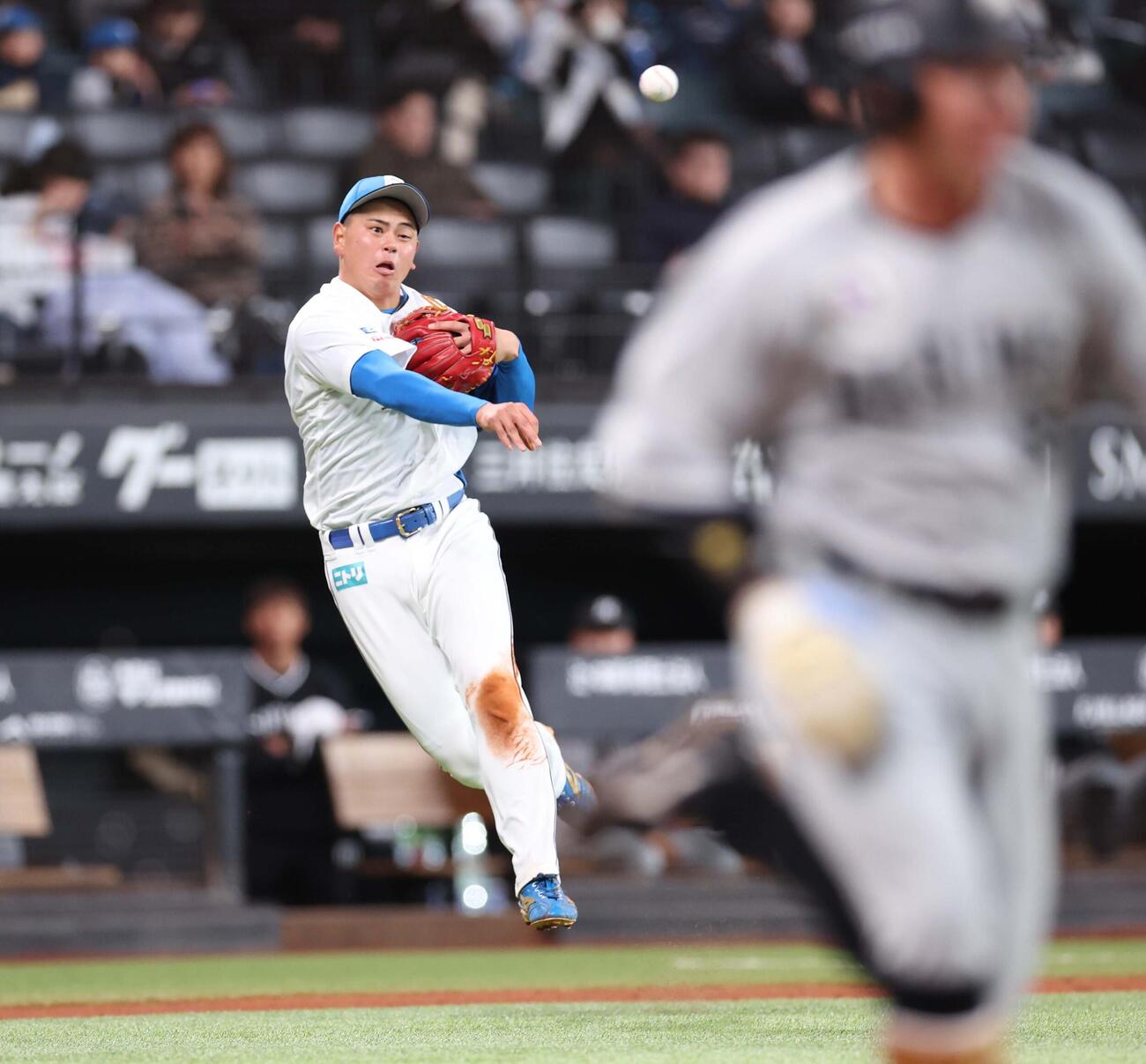 日本ハム対ロッテ　4回表ロッテ1死、寺地の三ゴロを一塁にジャンピングスローする常谷（撮影・黒川智章）