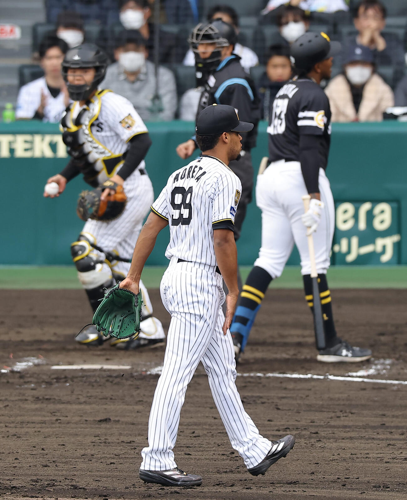 阪神対ソフトバンク　8回表ソフトバンク2死二塁、オスーナから三振を奪ったモレッタはソフトバンクベンチに引き揚げようとする（撮影・上田博志）