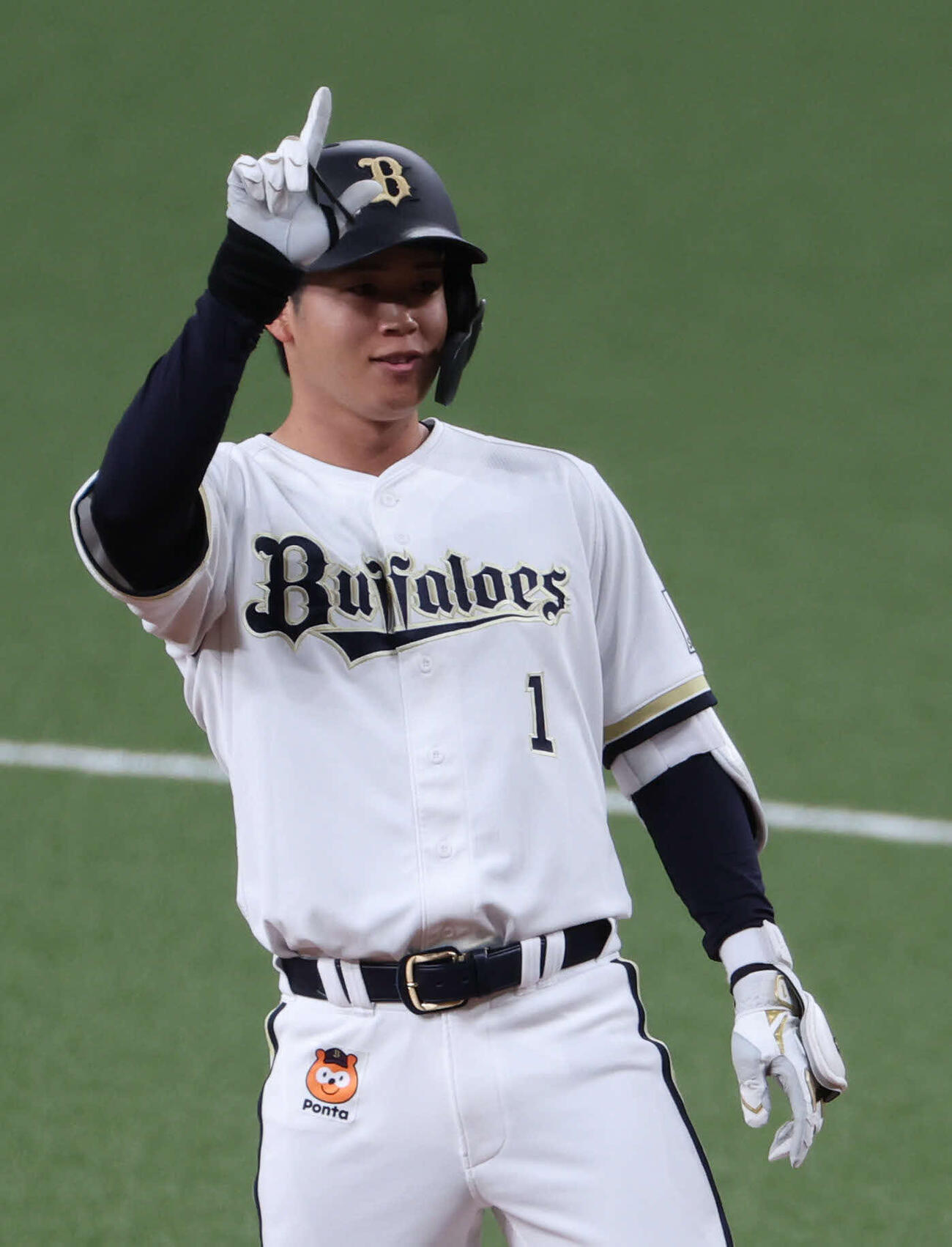 オリックス対巨人　1回裏オリックス無死二塁、太田は先制適時打を放ち、ベンチに向かってポーズ（撮影・西尾就之）