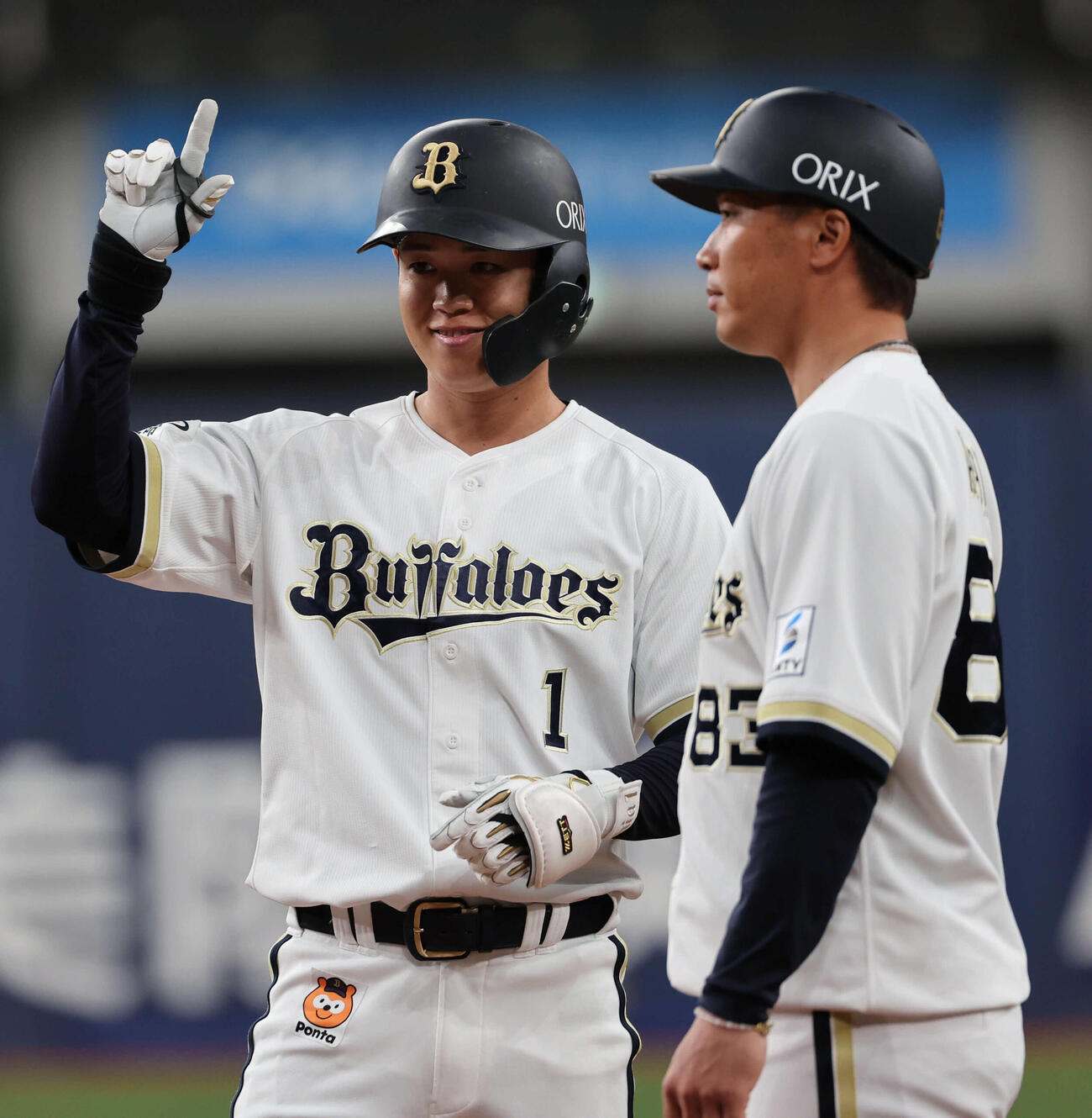 オリックス対巨人　2回裏オリックス2死二塁、太田は中前適時打を放ち、ベンチ向かってポーズ（撮影・西尾就之）