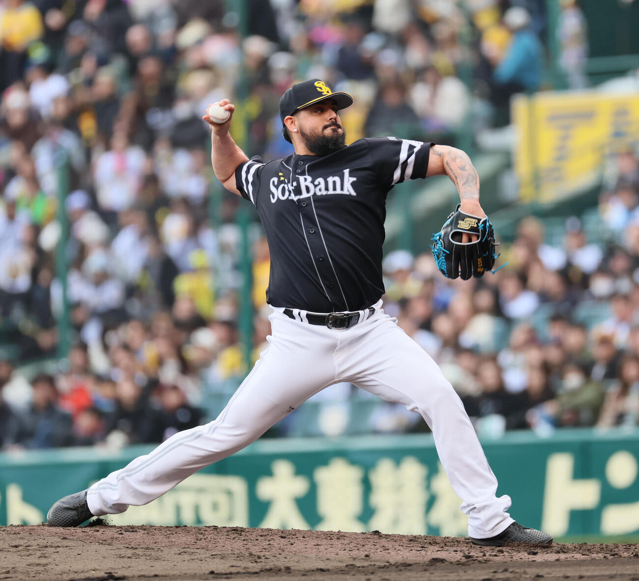阪神対ソフトバンク　ソフトバンク4番手のオスナ（撮影・宮崎幸一）