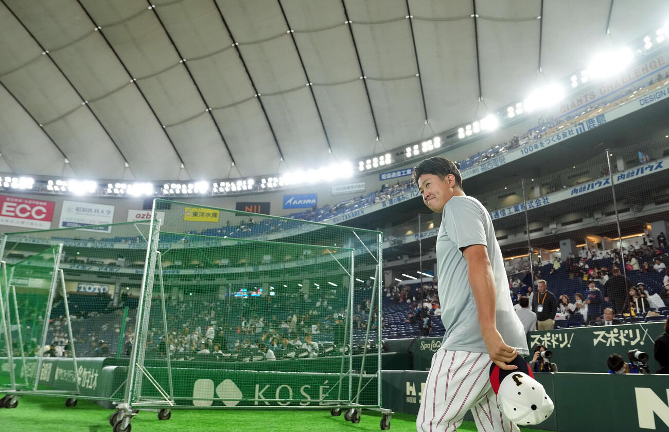 日本対韓国　引き締まった表情でグラウンドに姿を見せた菅野（撮影・たえ見朱実）