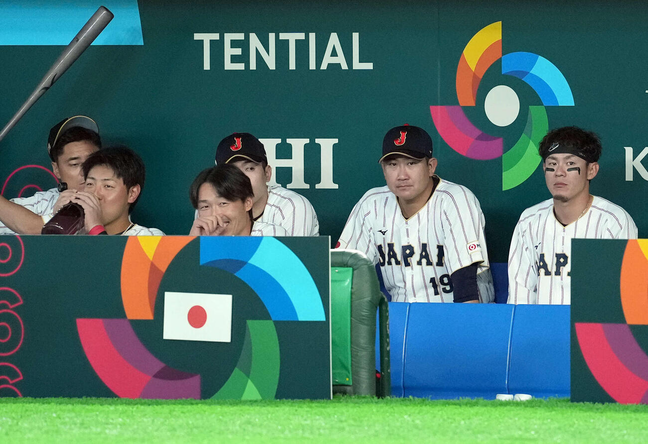 日本対韓国　ベンチに座る菅野（撮影・たえ見朱実）