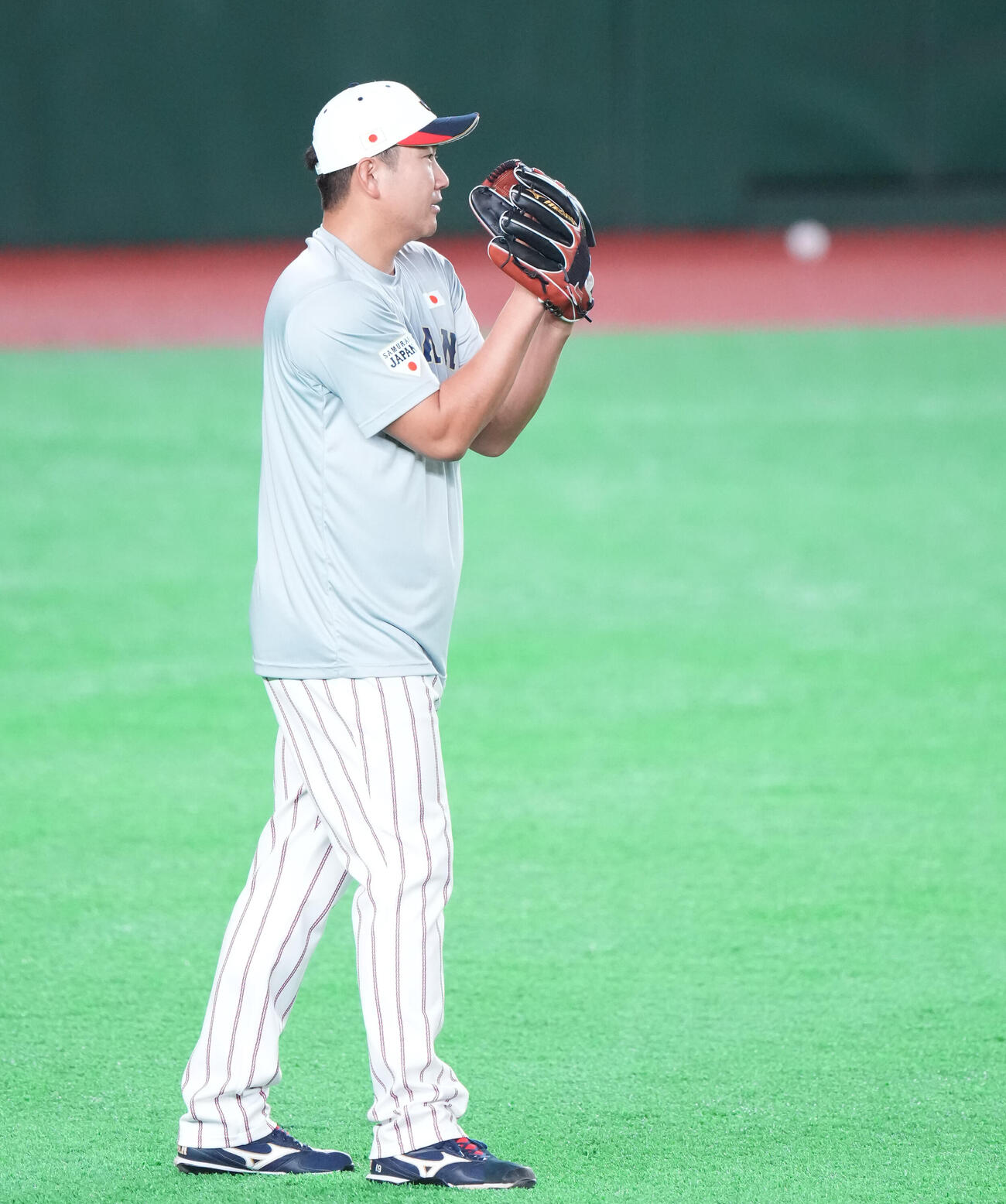 日本対韓国　試合前練習でキャッチボールする菅野（撮影・鈴木みどり）