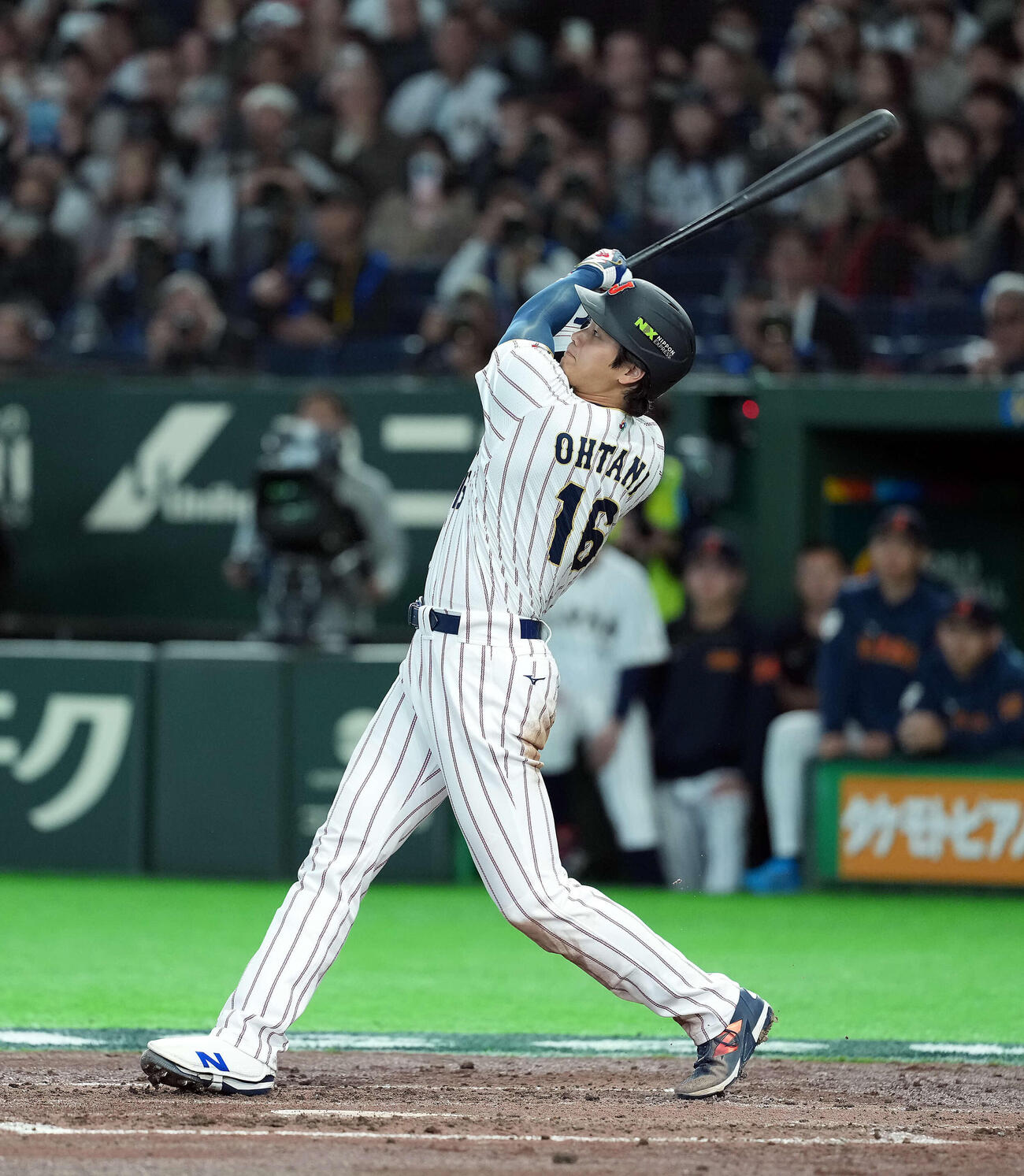 日本対韓国　3回裏日本1死、右中間にソロ本塁打を放つ大谷（撮影・たえ見朱実）