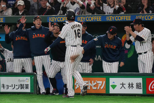 WBC】菊池雄星が後輩の大谷翔平に抱きつく 3回3失点で降板も同点ソロ