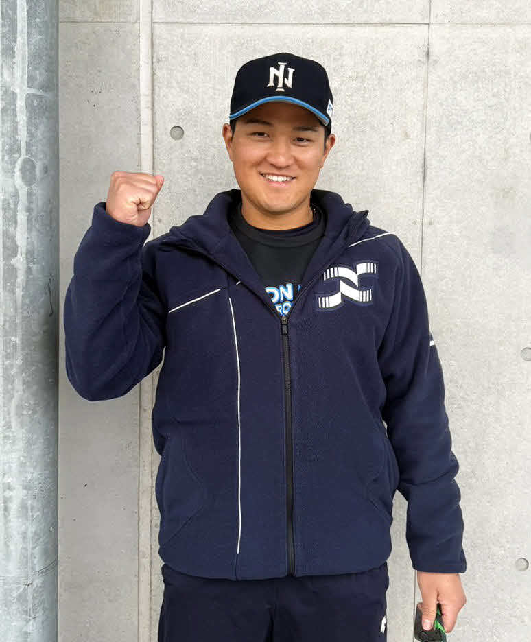 ガッツポーズする日本製紙石巻・坂口（撮影・木村有優）