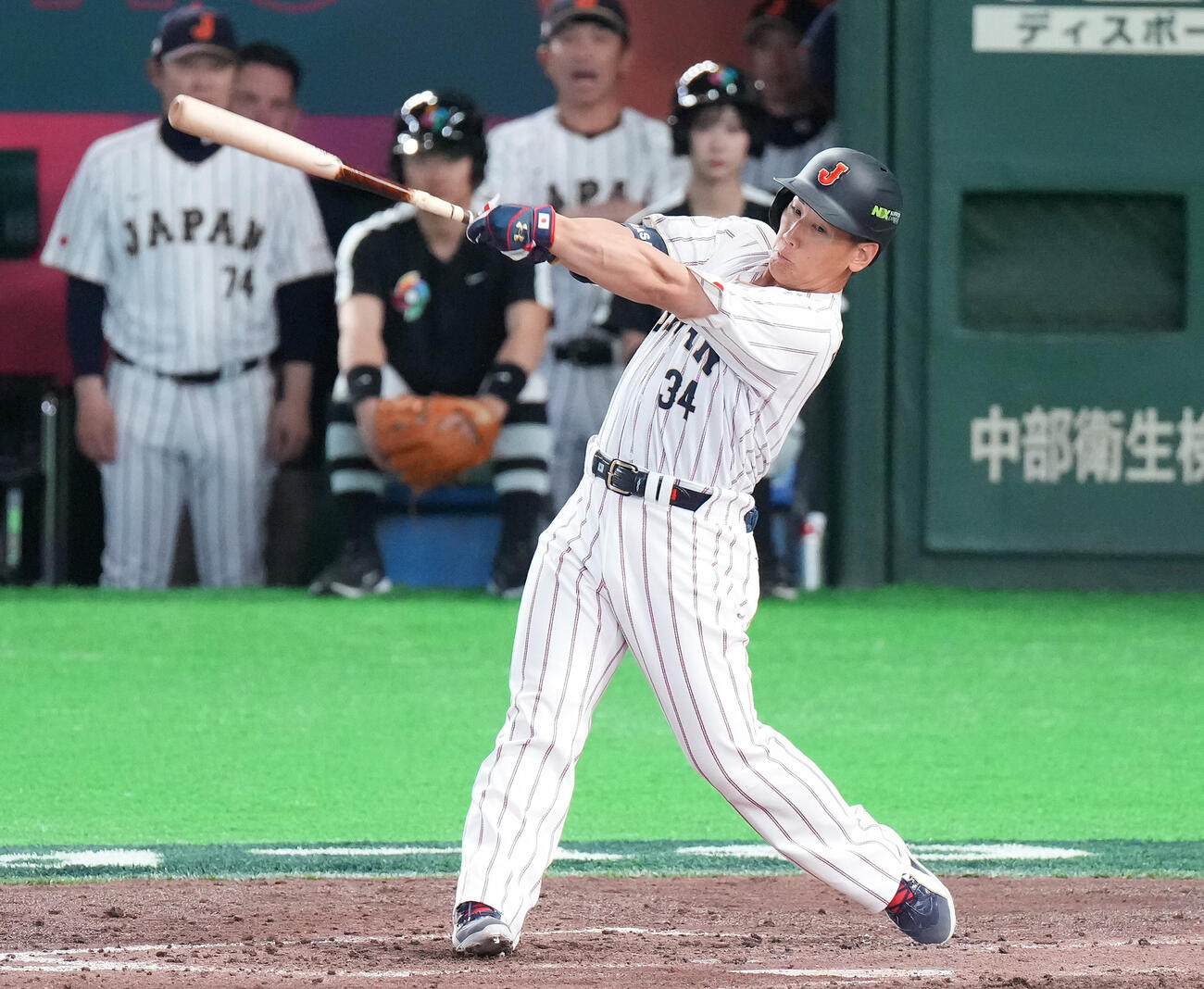 日本対韓国　3回裏日本2死、ソロ本塁打を放つ吉田（撮影・鈴木みどり）