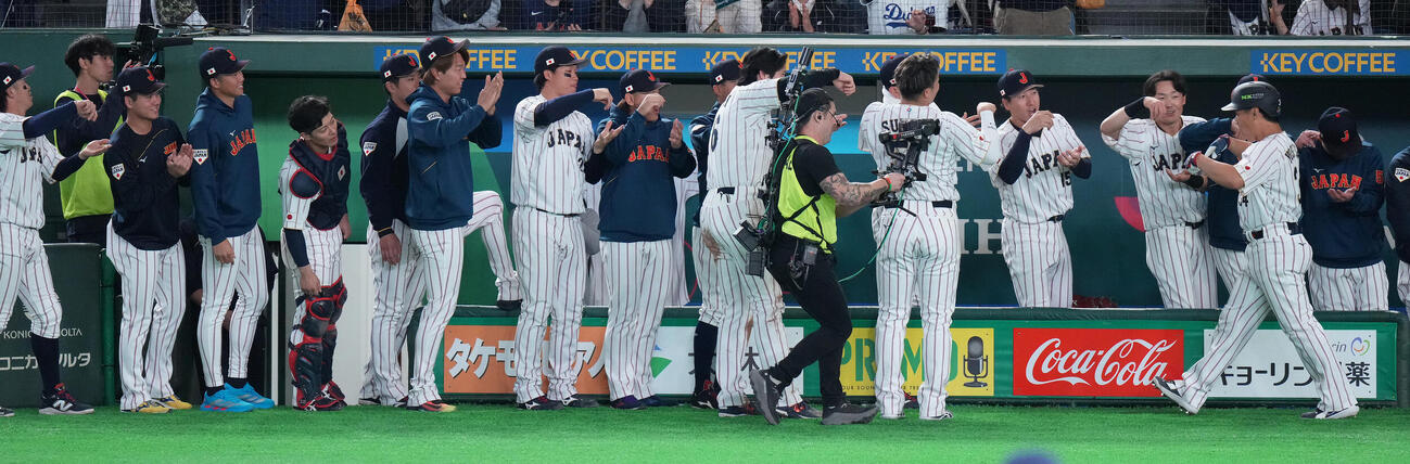 日本対韓国　3回裏日本2死、ソロ本塁打を放った吉田（右手前）はナインとお茶たてポーズ（撮影・鈴木みどり）