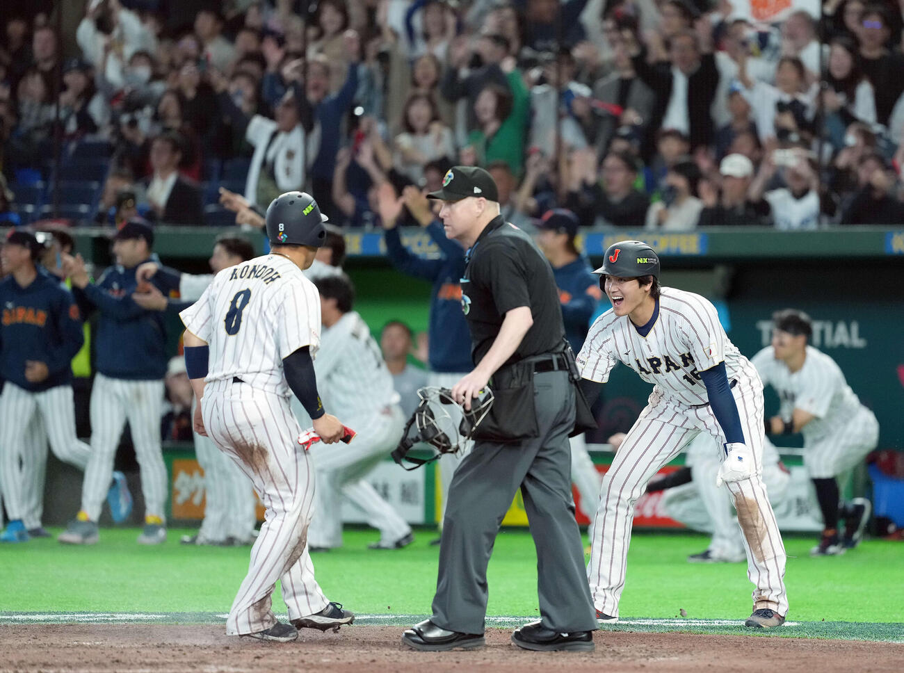 日本対韓国　7回裏日本2死満塁、吉田の中前打で生還した二走近藤を迎える大谷（撮影・たえ見朱実）