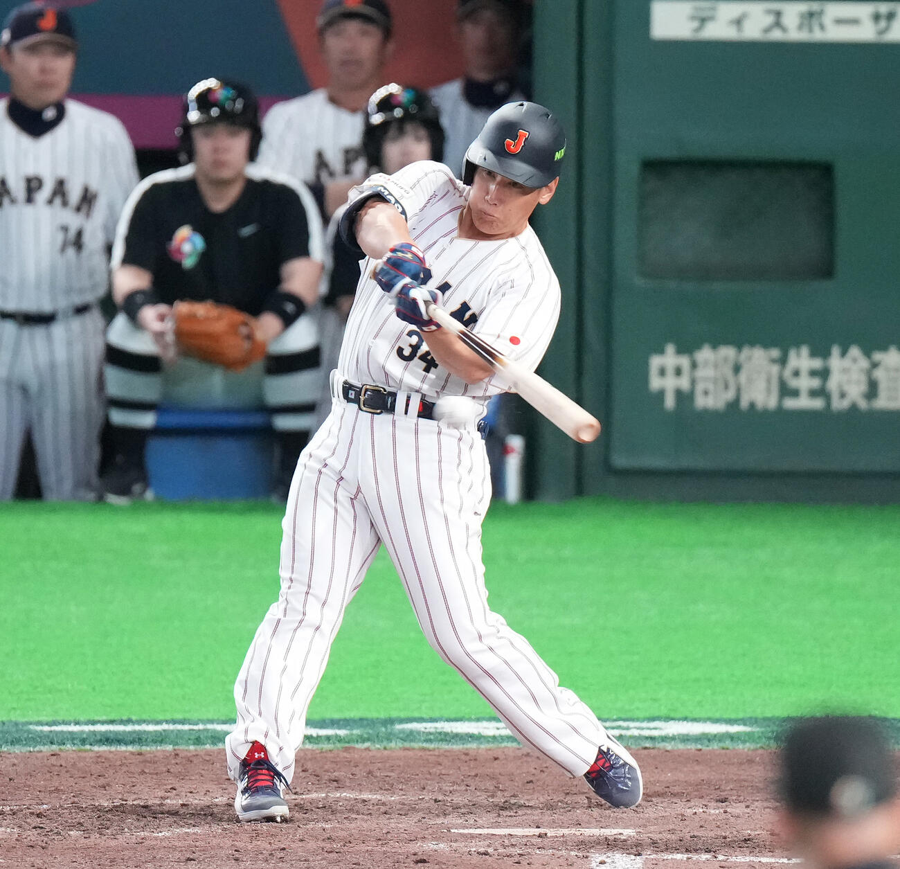 日本対韓国　7回裏日本2死満塁、2点適時打を放つ吉田（撮影・鈴木みどり）