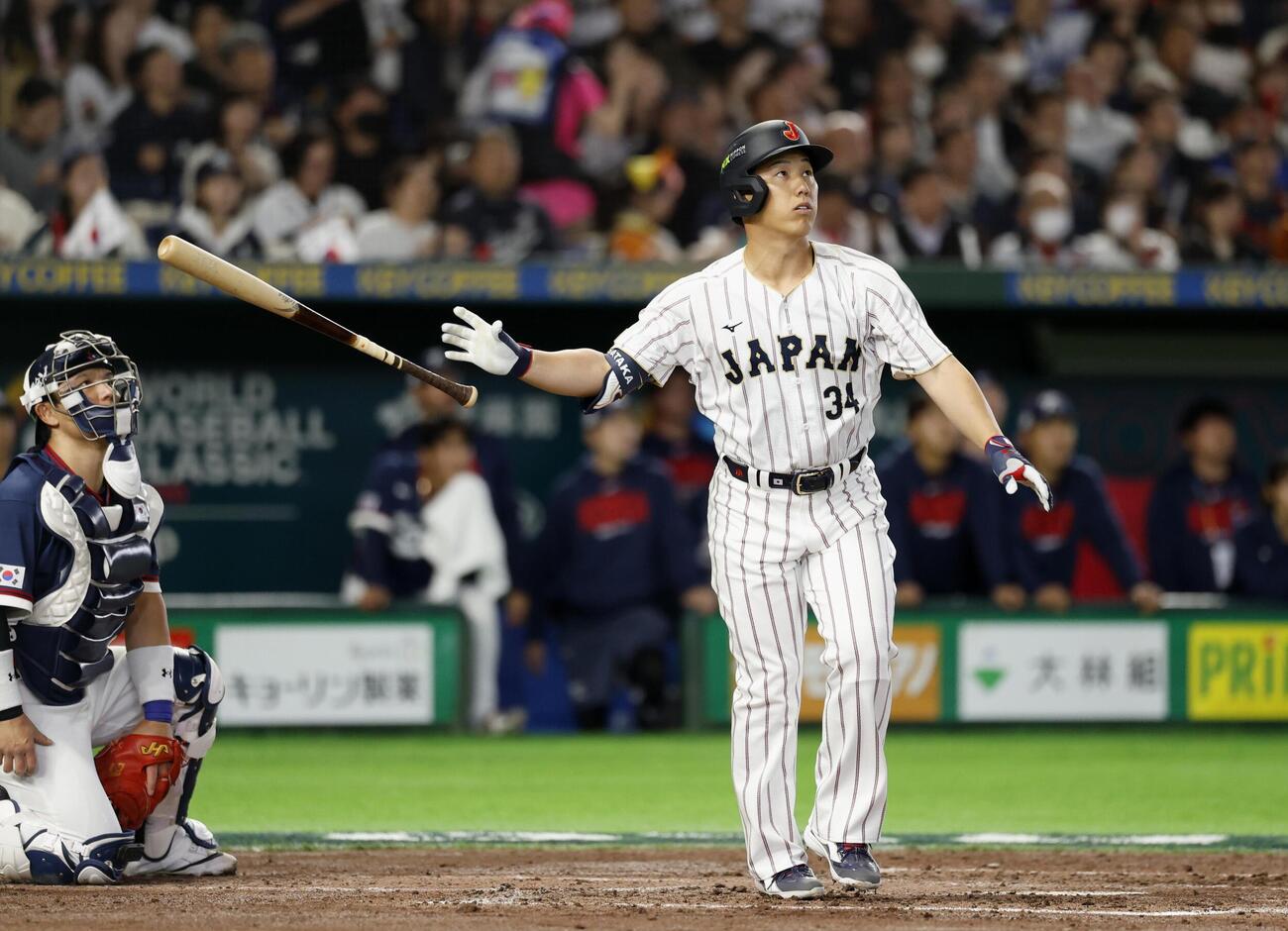 3回日本2死、吉田が右越えに本塁打を放つ（共同）