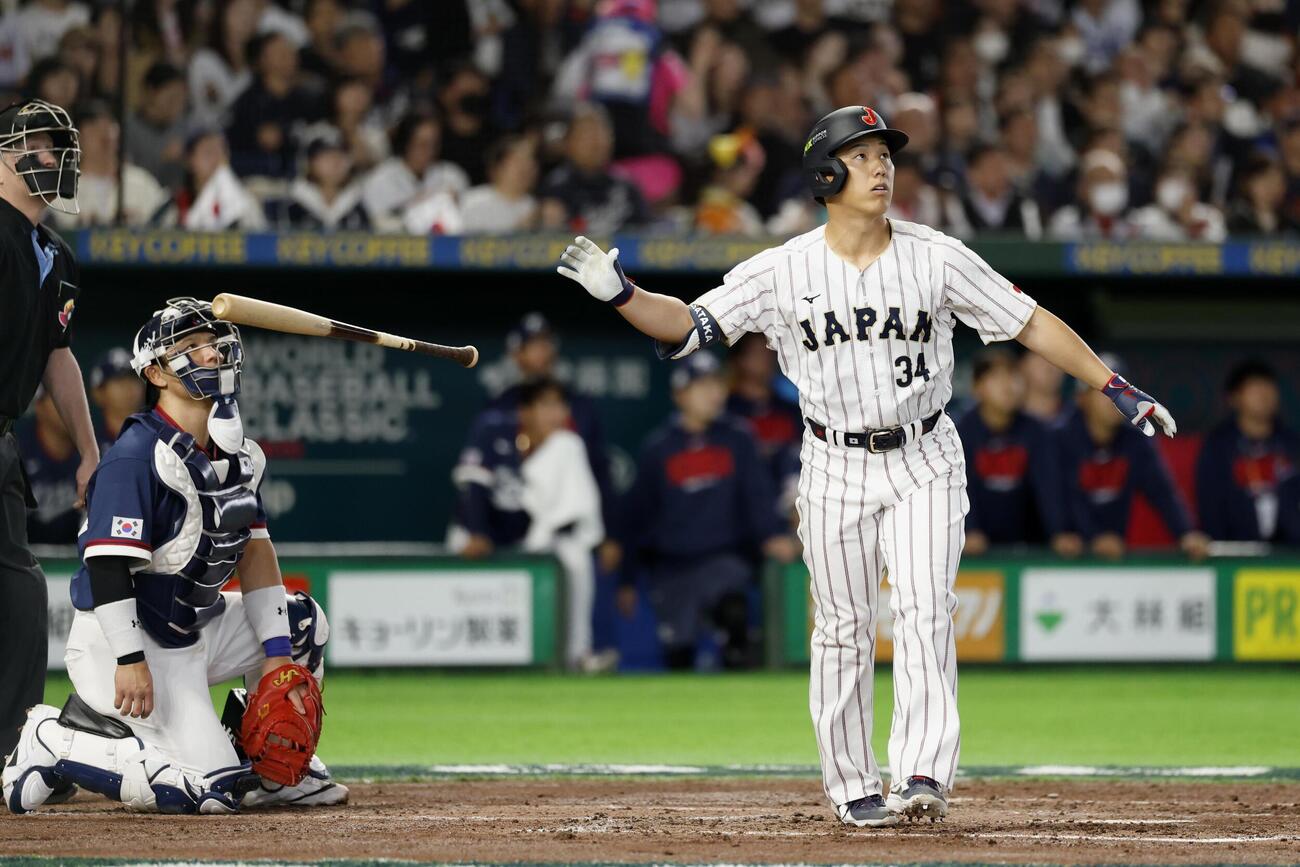 3回日本2死、吉田が右越えに本塁打を放つ（共同）