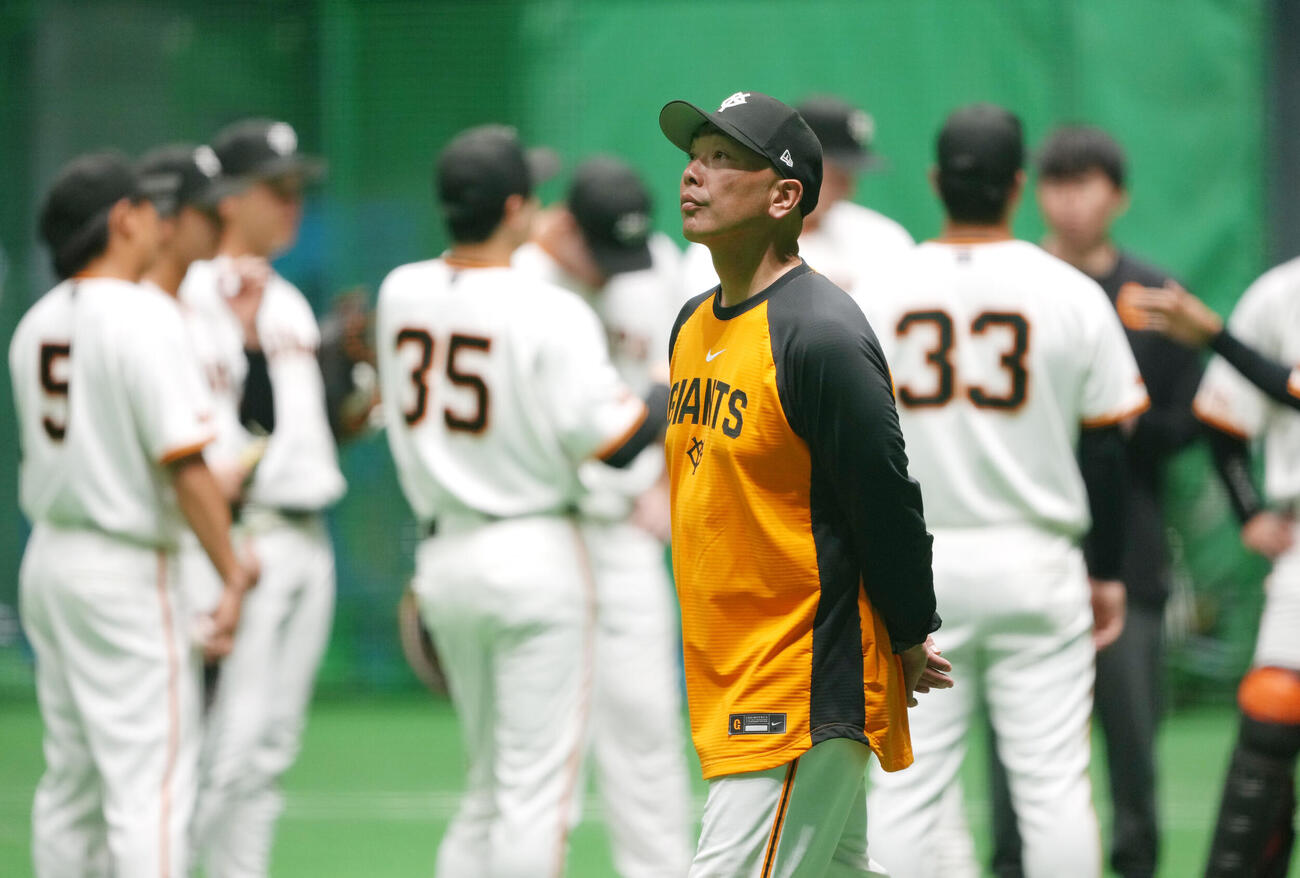 室内で練習を見つめる巨人阿部監督（2026年2月撮影）