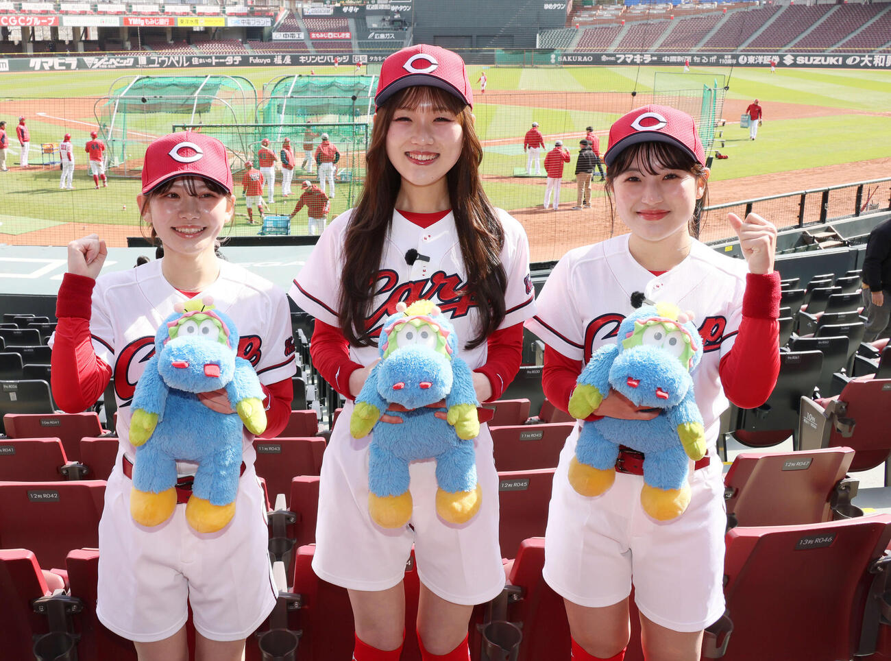 2026年度カープホームランガールを務める左から上中美侑さん、高間美緒さん、森上遥翔さん（撮影・加藤孝規）（撮影・加藤孝規）