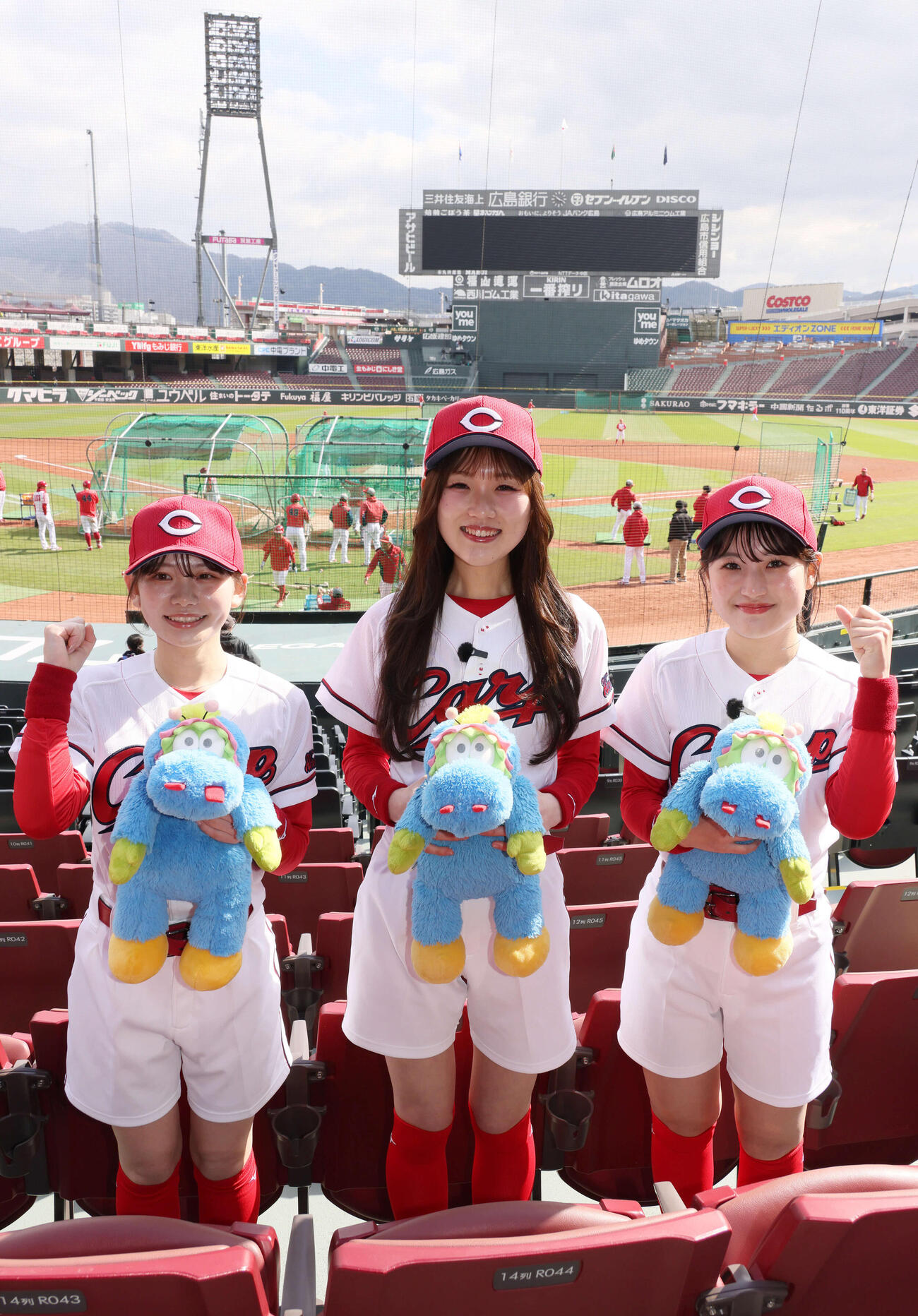2026年度カープホームランガールを務める左から上中美侑さん、高間美緒さん、森上遥翔さん（撮影・加藤孝規）（撮影・加藤孝規）