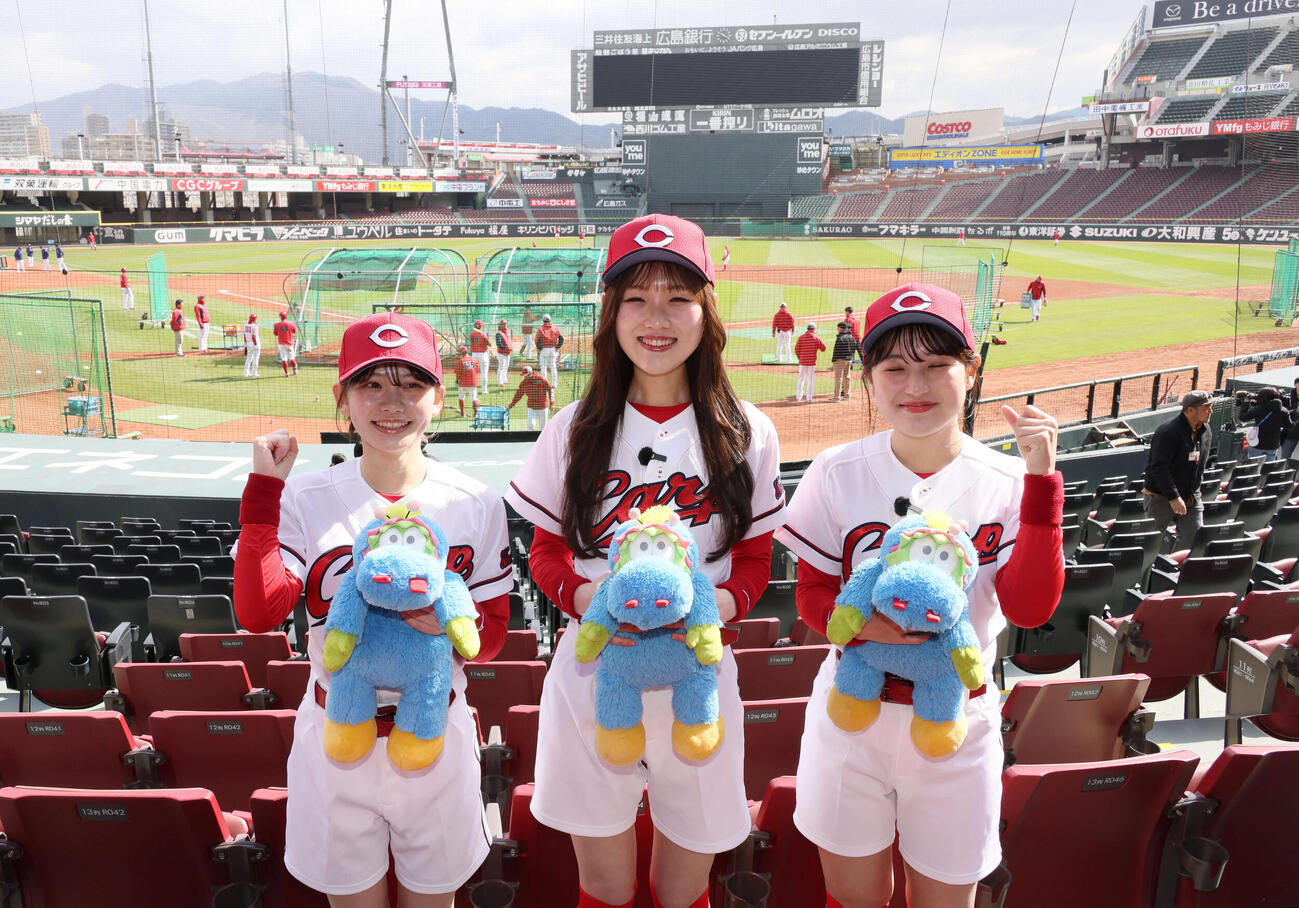 2026年度カープホームランガールを務める左から上中美侑さん、高間美緒さん、森上遥翔さん（撮影・加藤孝規）（撮影・加藤孝規）