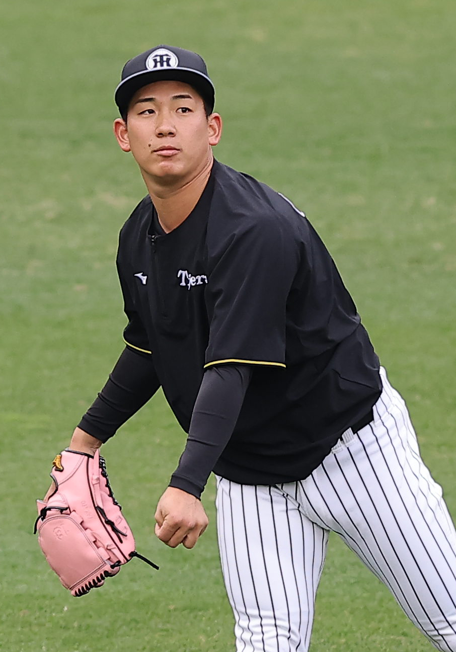 キャッチボールをする阪神伊原（撮影・上田博志）