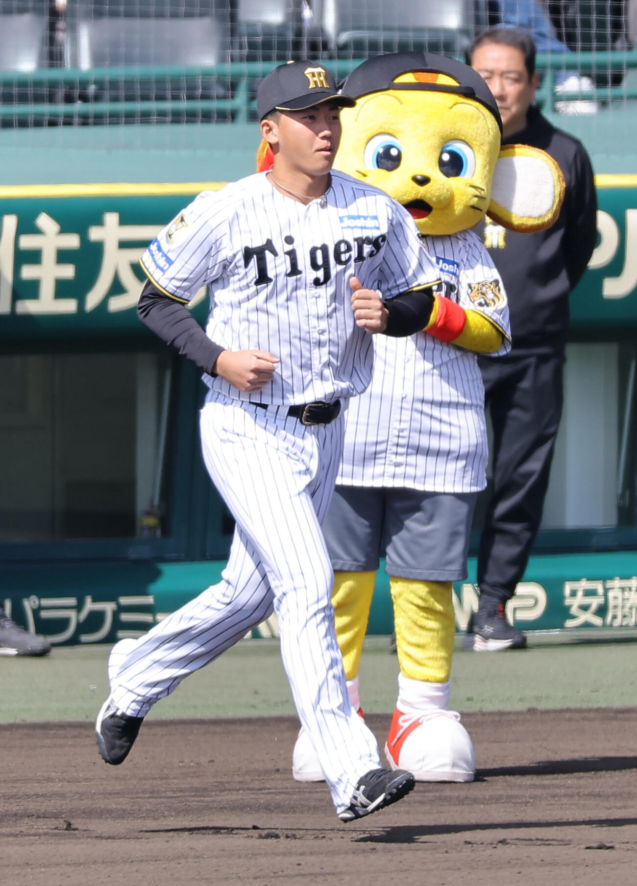 新入団選手として紹介される立石（撮影・上田博志）