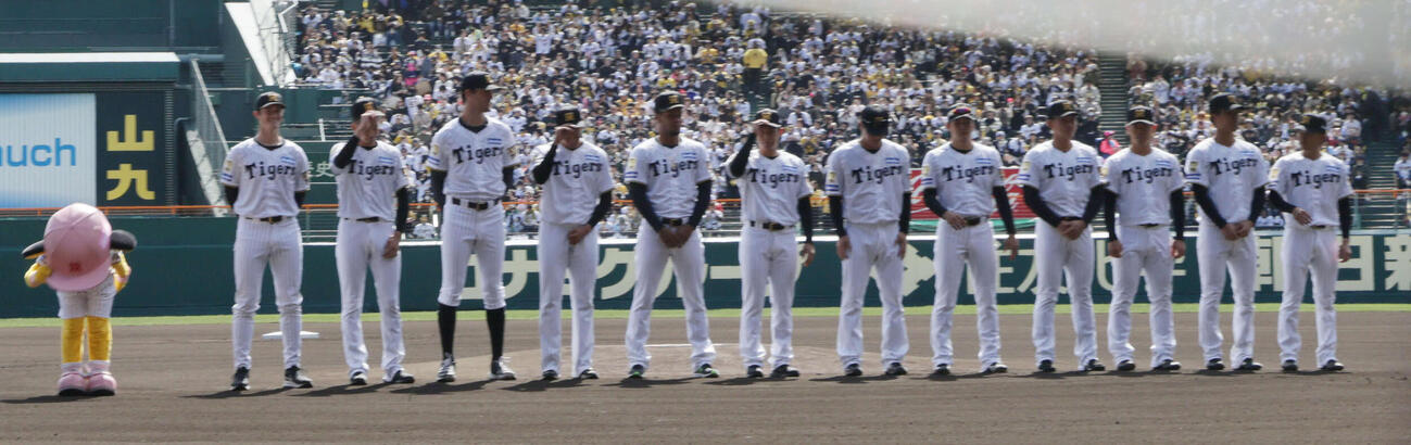 阪神対巨人　新入団選手紹介で整列する阪神ナイン（撮影・宮崎幸一）