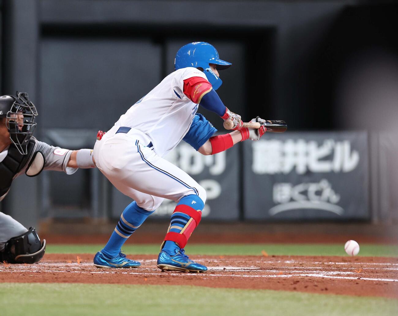 日本ハム対ロッテ　2回裏日本ハム1死一、三塁、一前にスクイズを決める五十幡（撮影・黒川智章）
