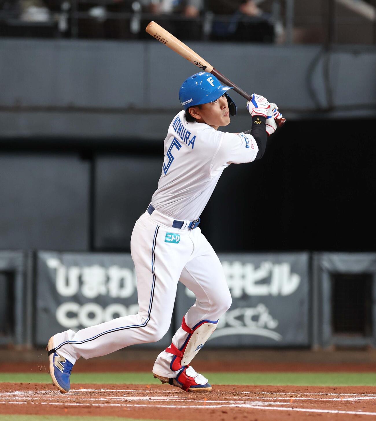 日本ハム対ロッテ　2回裏日本ハム無死一塁、二前内野安打を放つ野村（撮影・黒川智章）