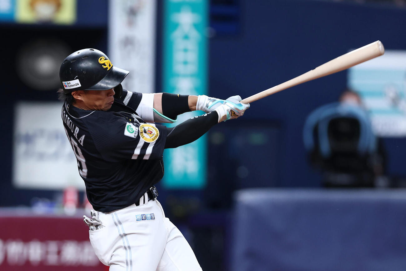 オリックス対ソフトバンク　1回表ソフトバンク無死、左前打を放つ野村（撮影・前田充）