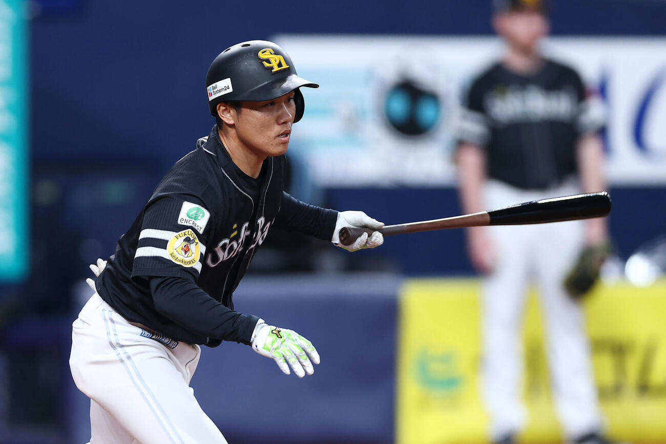オリックス対ソフトバンク　2回表ソフトバンク2死一、二塁、右前打を放つ海野（撮影・前田充）